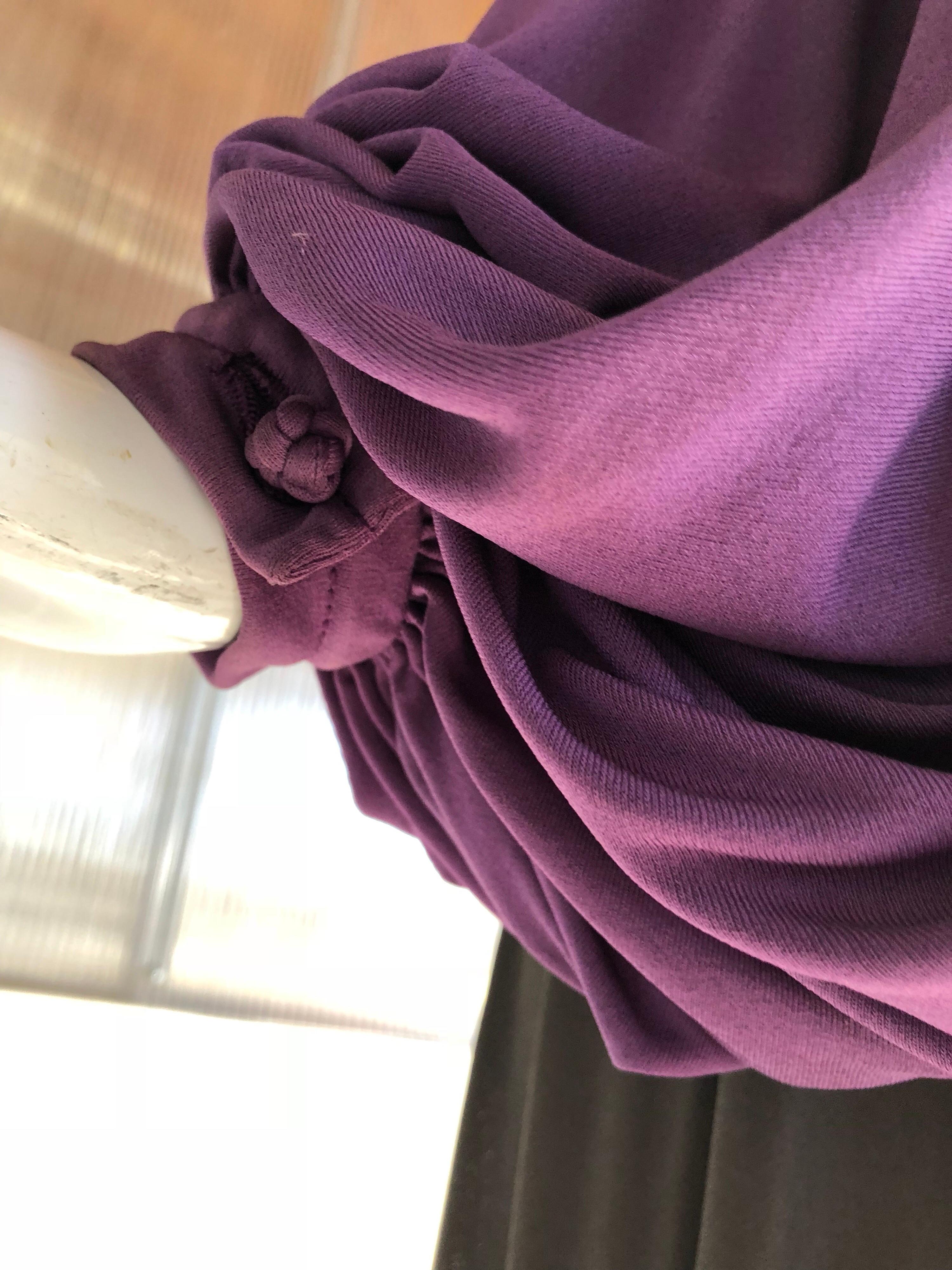 Galanos maßgeschneidertes Kleid mit Ballonärmeln aus Seidenjersey in Violett / Rost / Taupe, 70er Jahre im Angebot 4