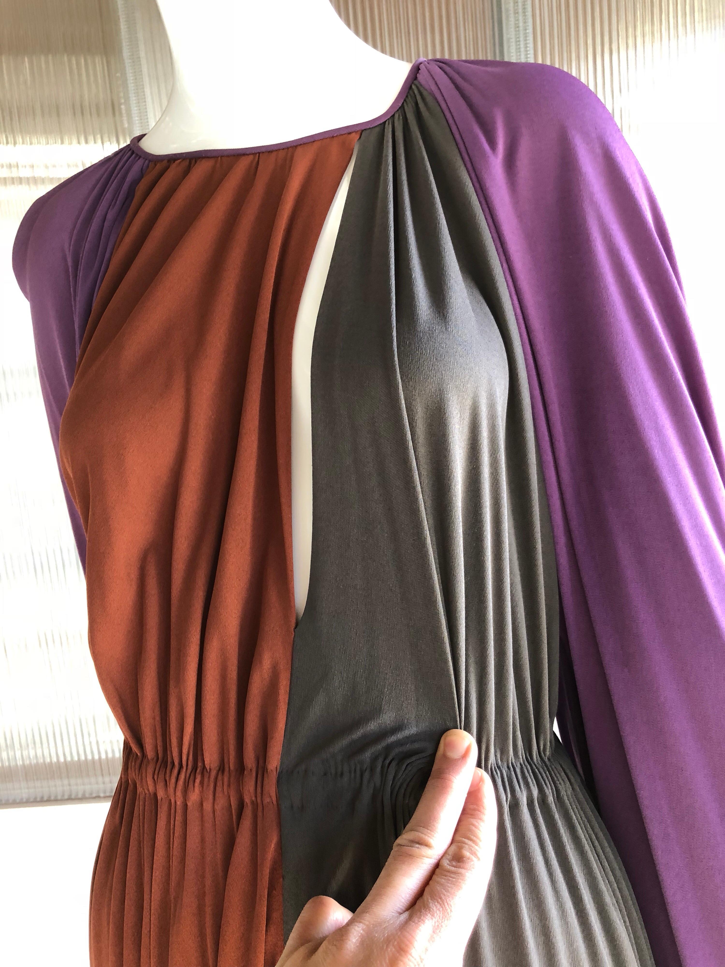 Galanos maßgeschneidertes Kleid mit Ballonärmeln aus Seidenjersey in Violett / Rost / Taupe, 70er Jahre im Angebot 5