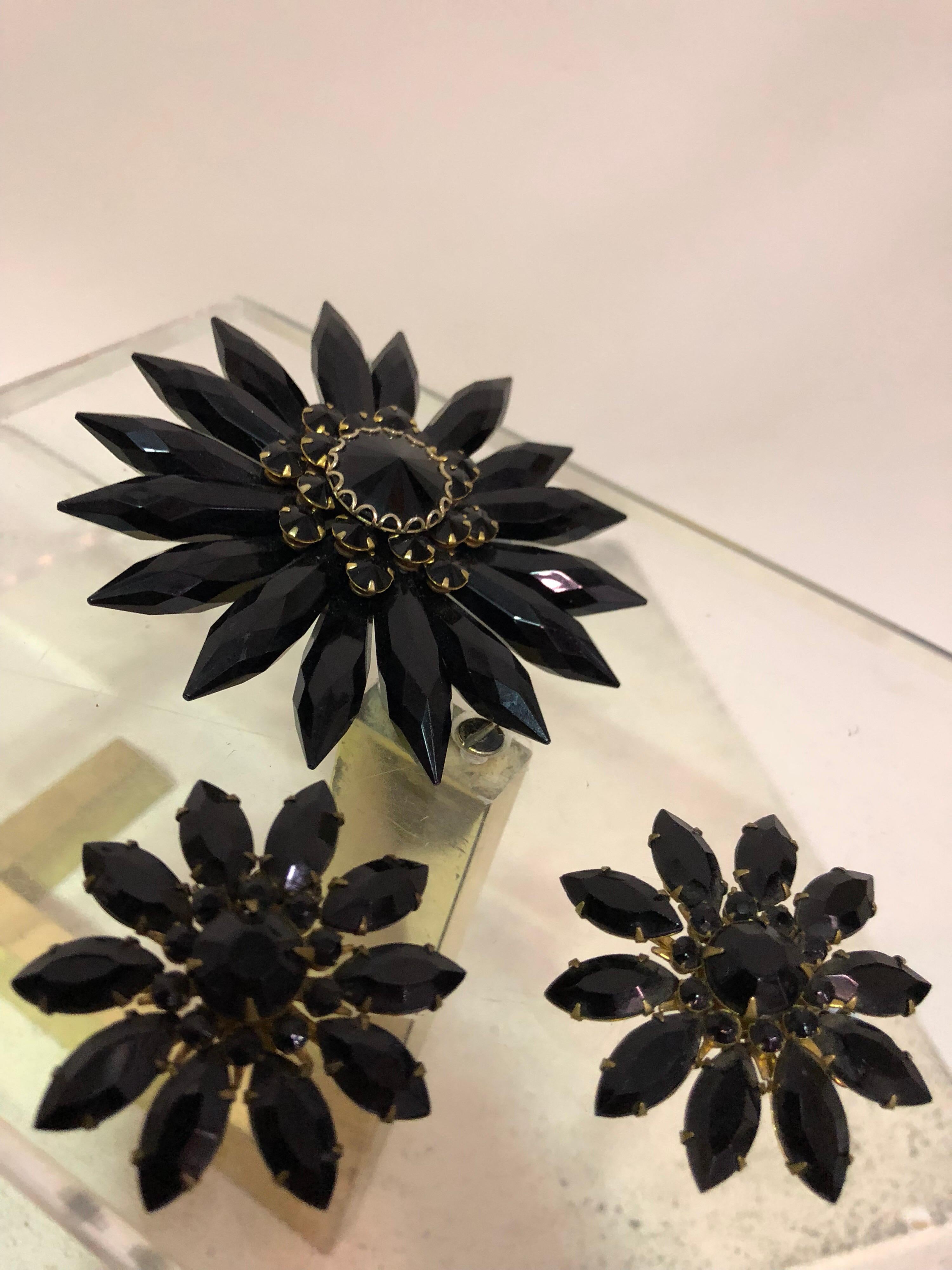 1950s Coordinating Black Lucite Flower Brooch & Black Jet Glass Clip Earrings In Excellent Condition In Gresham, OR