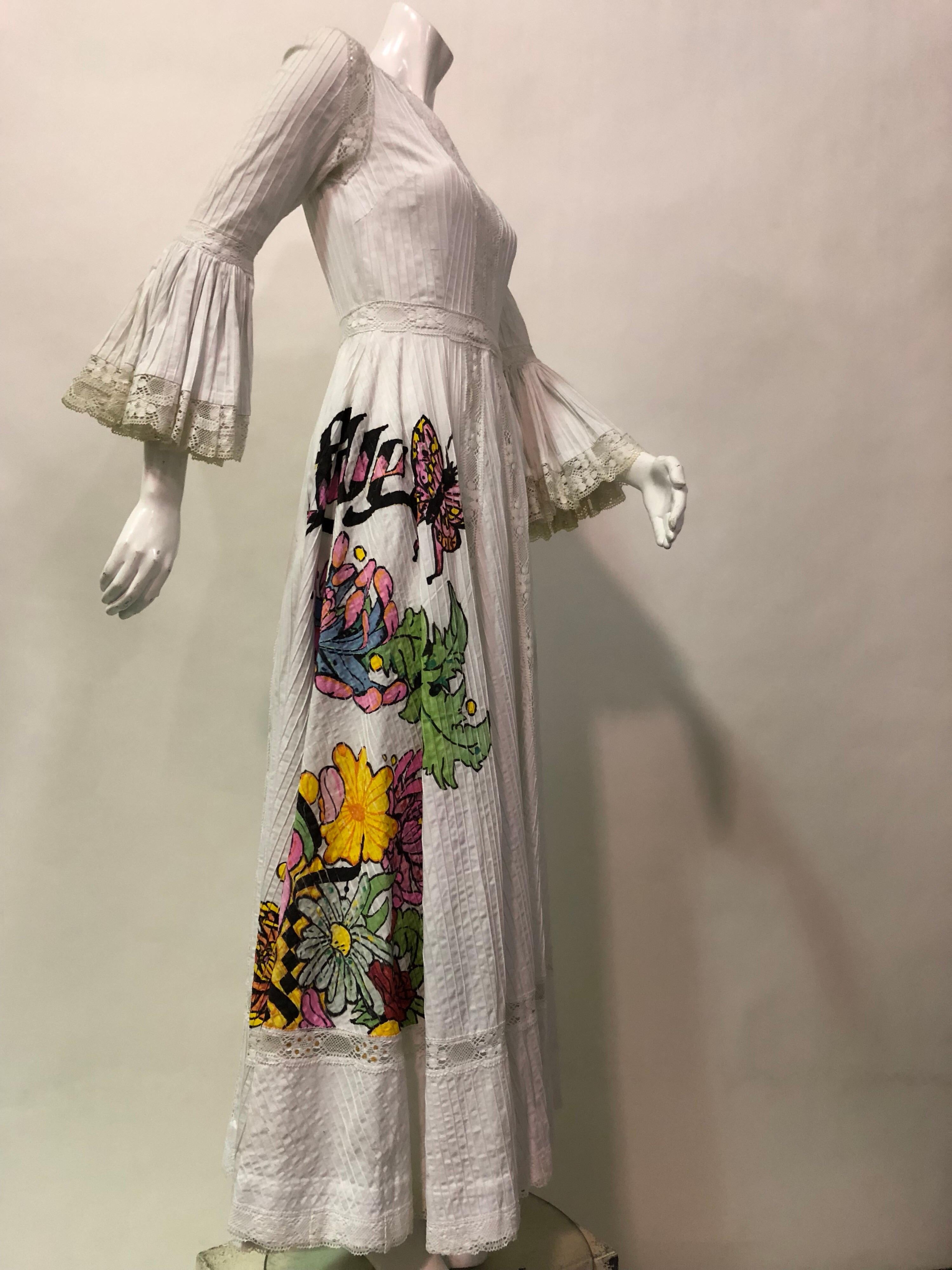 Gris Robe longue en coton mexicain Summer Of Love avec fleurs peintes à la main, 1970  en vente