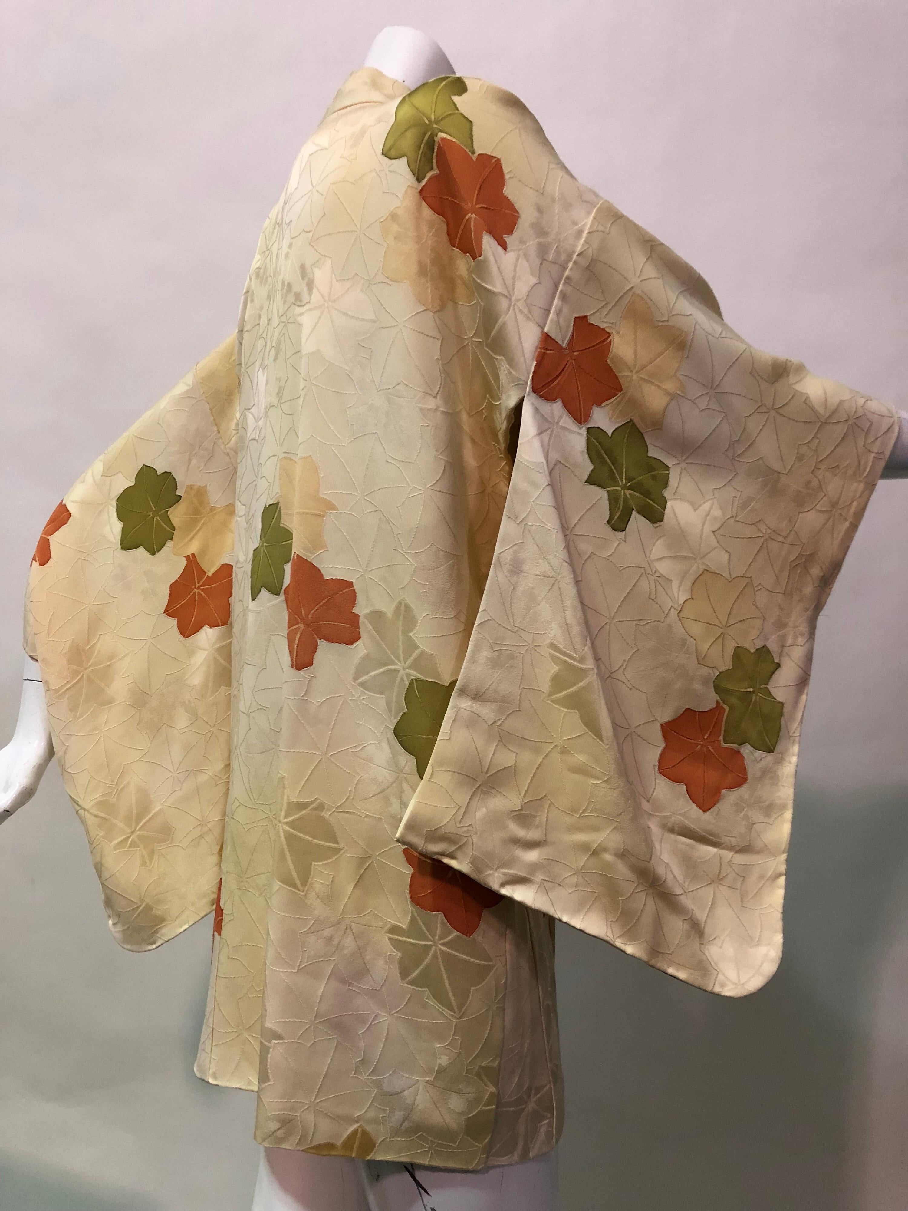 Japanischer Kimono aus Seide mit Blumendruck aus den 1960er Jahren mit Krawattenverschluss an der Vorderseite (Braun) im Angebot