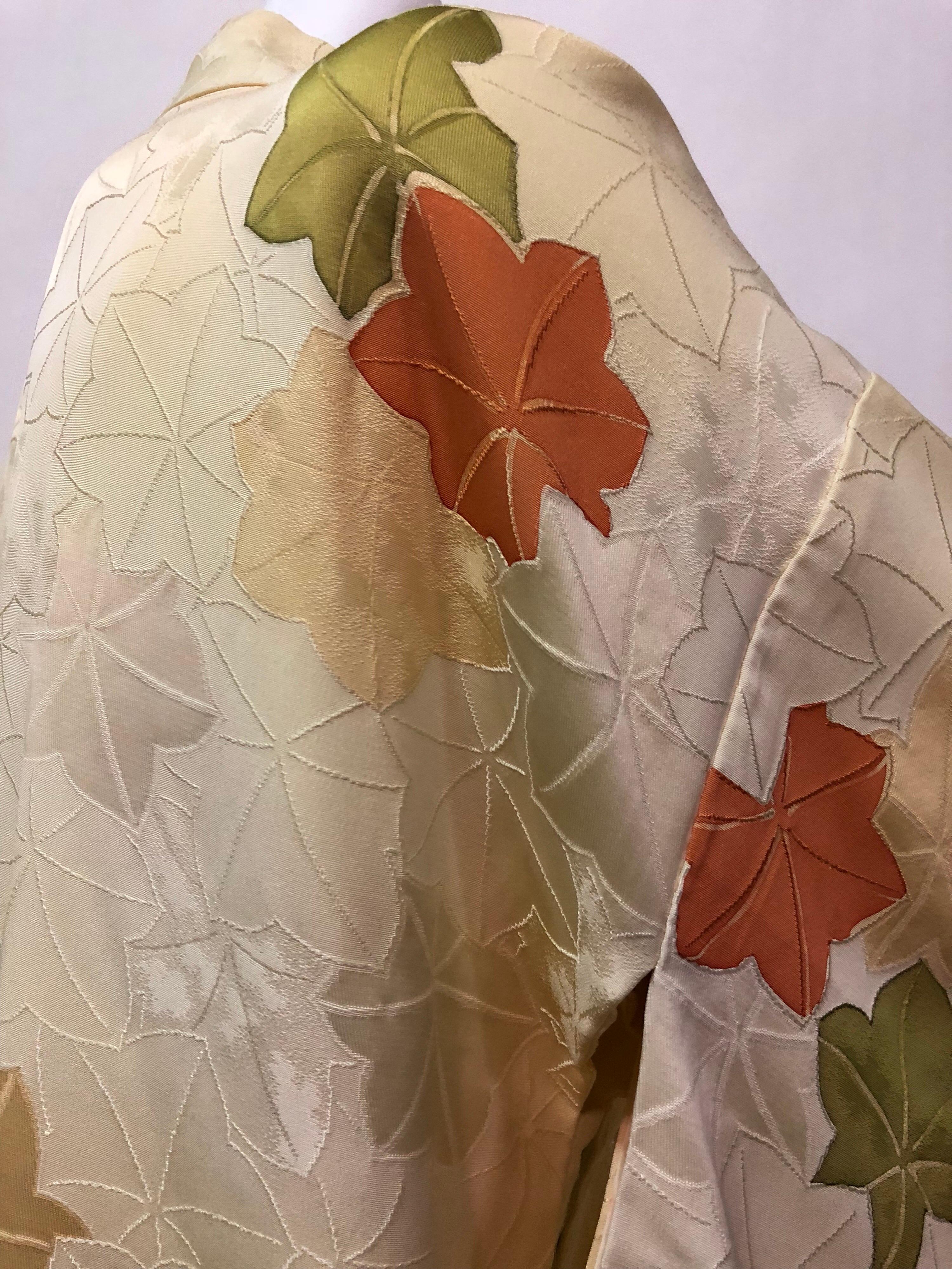 Japanischer Kimono aus Seide mit Blumendruck aus den 1960er Jahren mit Krawattenverschluss an der Vorderseite im Zustand „Hervorragend“ im Angebot in Gresham, OR