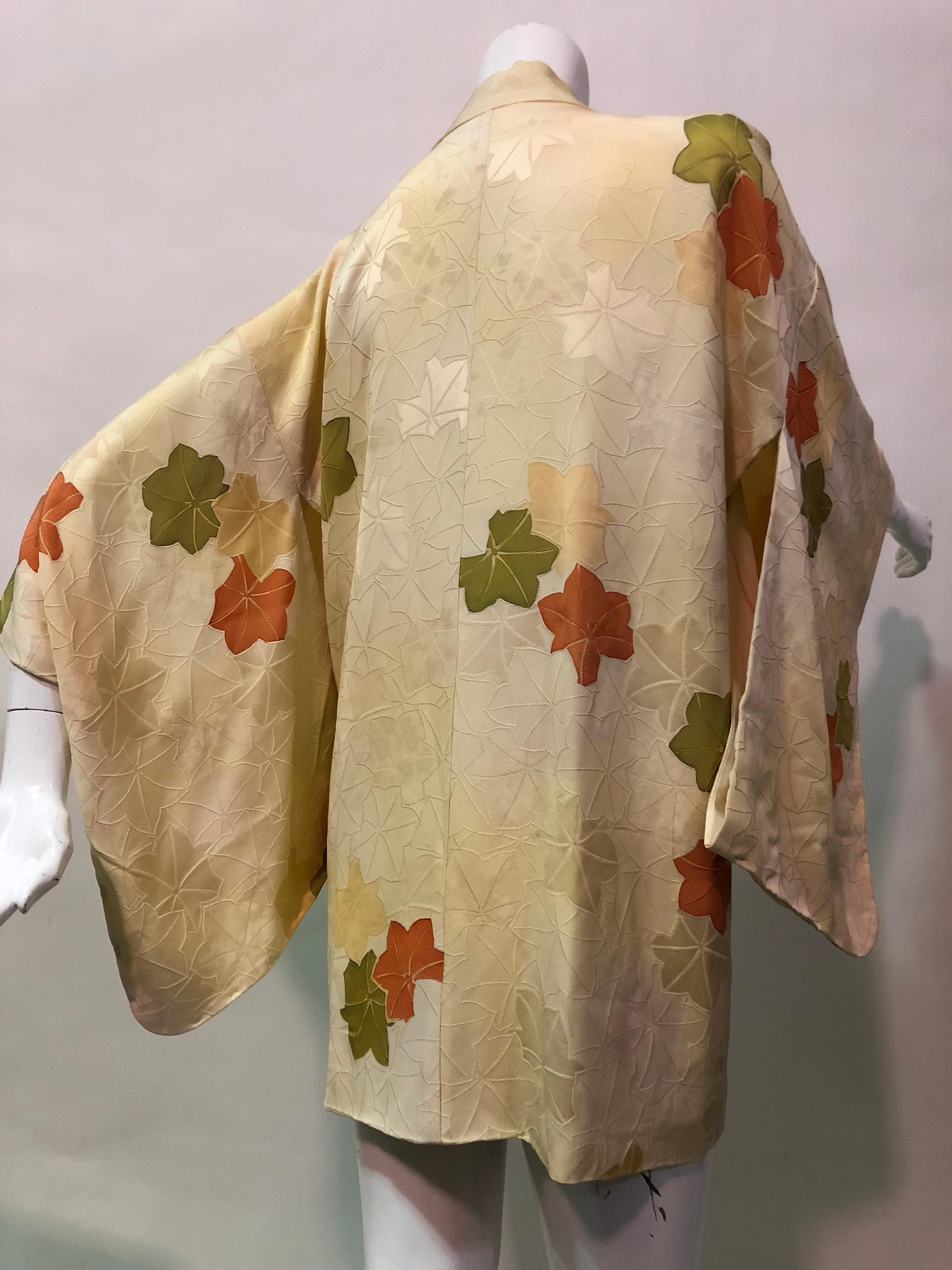 Japanischer Kimono aus Seide mit Blumendruck aus den 1960er Jahren mit Krawattenverschluss an der Vorderseite Damen im Angebot
