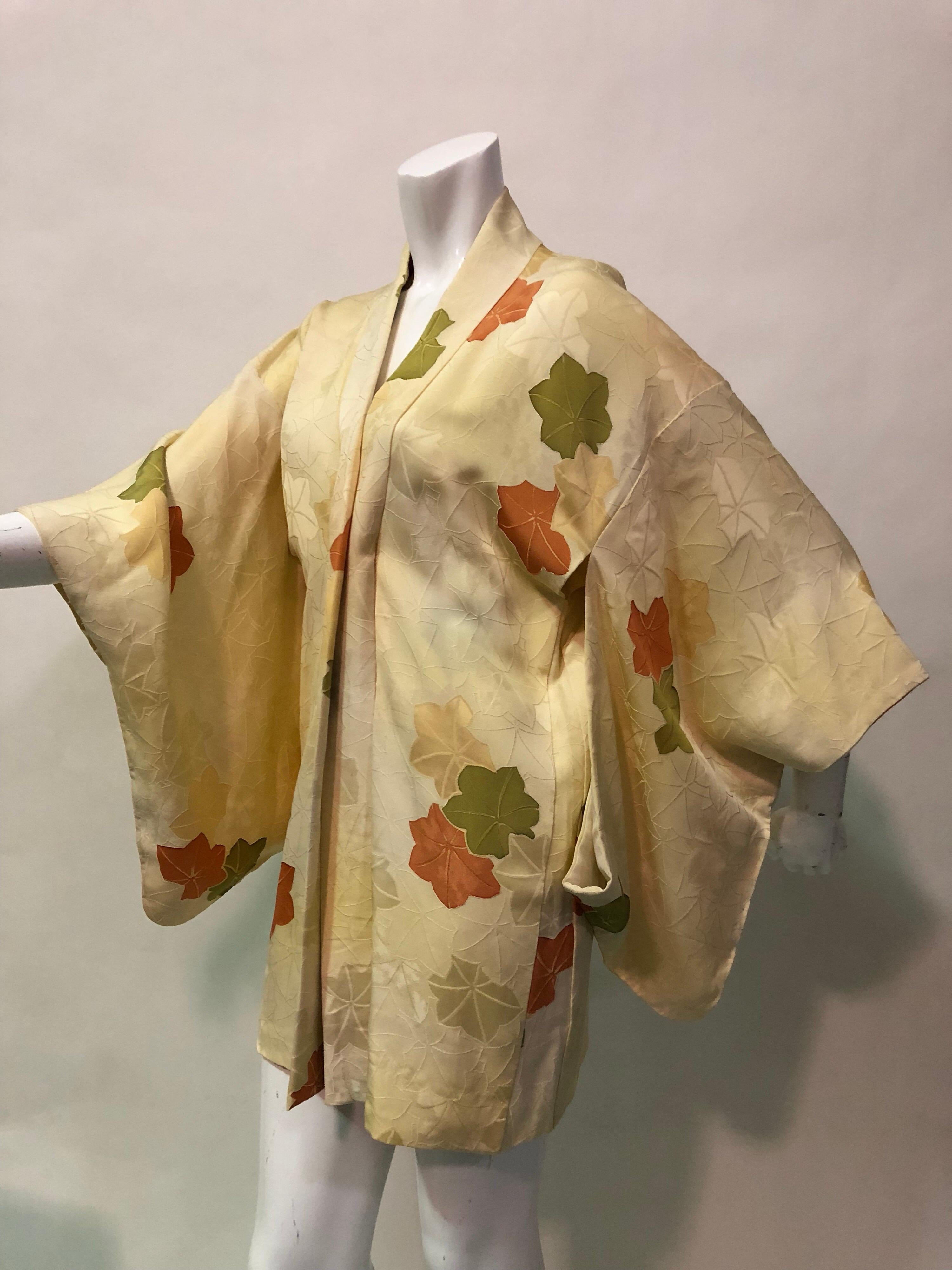 Japanischer Kimono aus Seide mit Blumendruck aus den 1960er Jahren mit Krawattenverschluss an der Vorderseite im Angebot 3