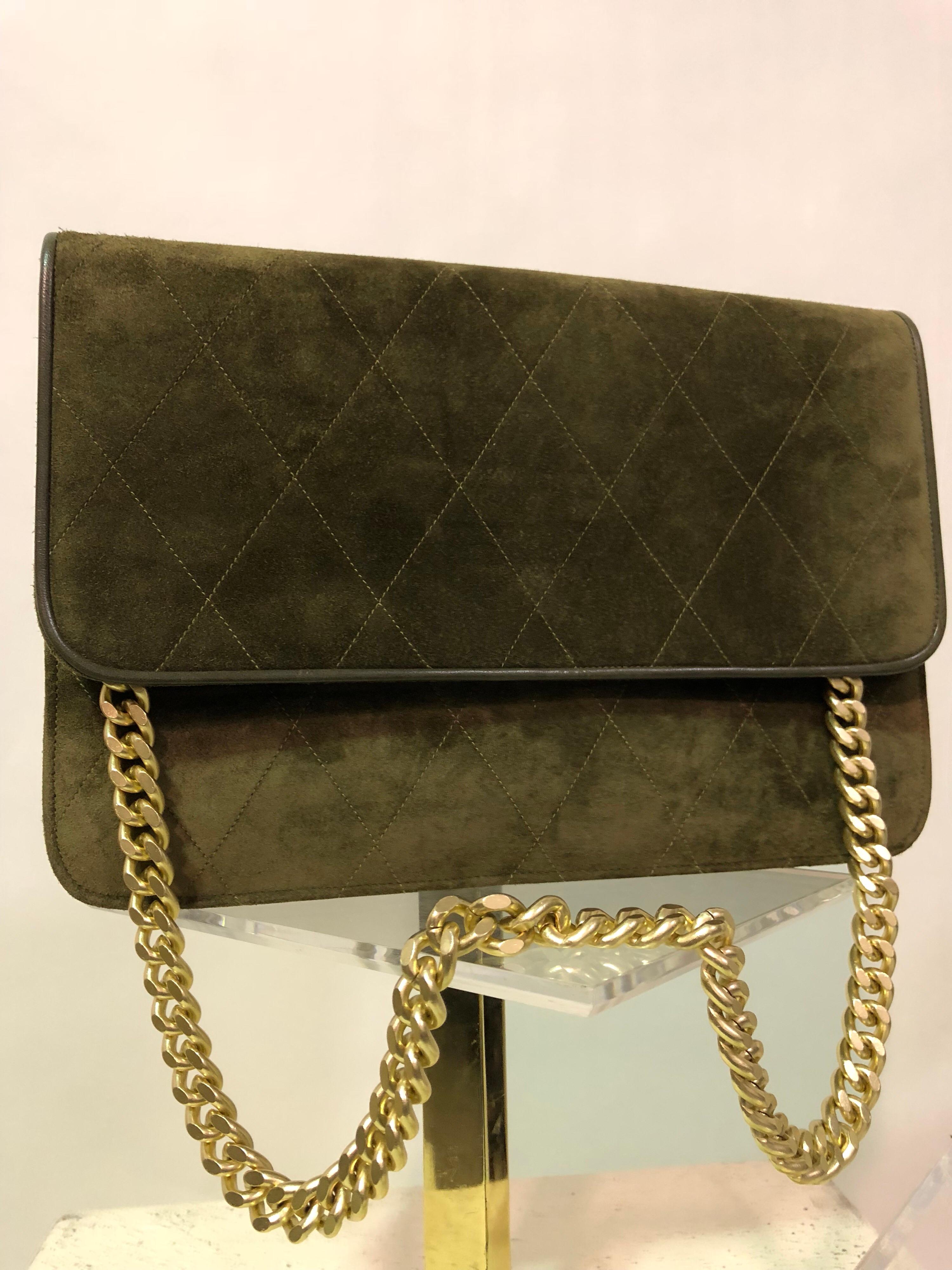 1980s RAYNE London Olive Suede Leather Quilted Handbag With Brushed Gold Chain  In Excellent Condition For Sale In Gresham, OR