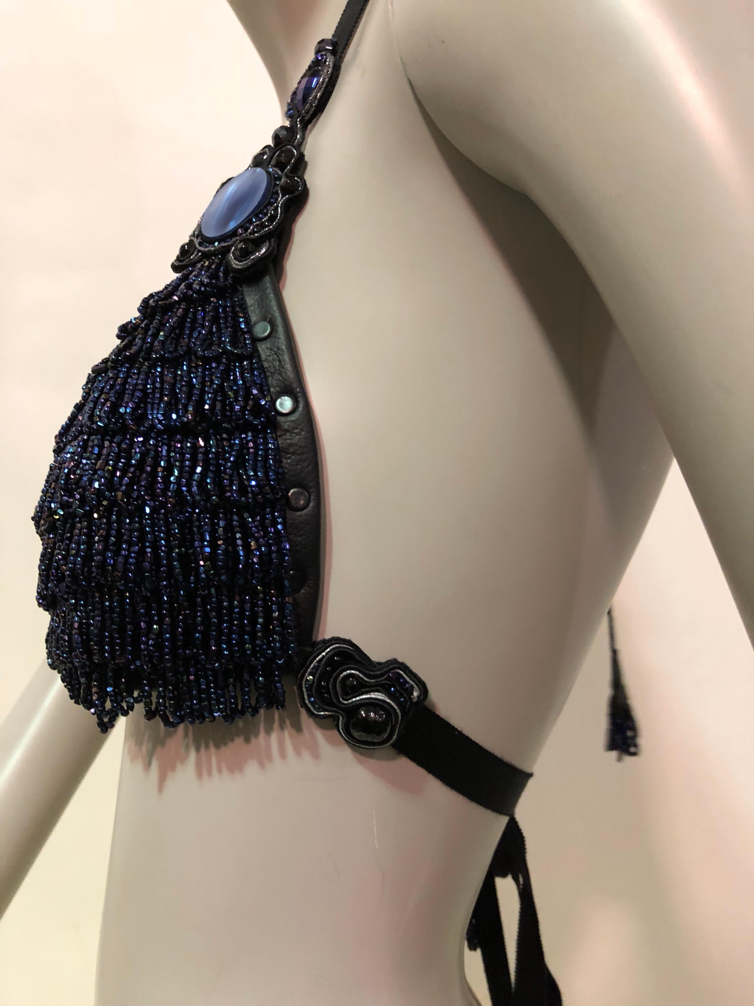 Handgefertigte blaue Fransen-Perlen-Armspange mit Lederbesatz & Schleifen-Krawattenrücken Damen im Angebot