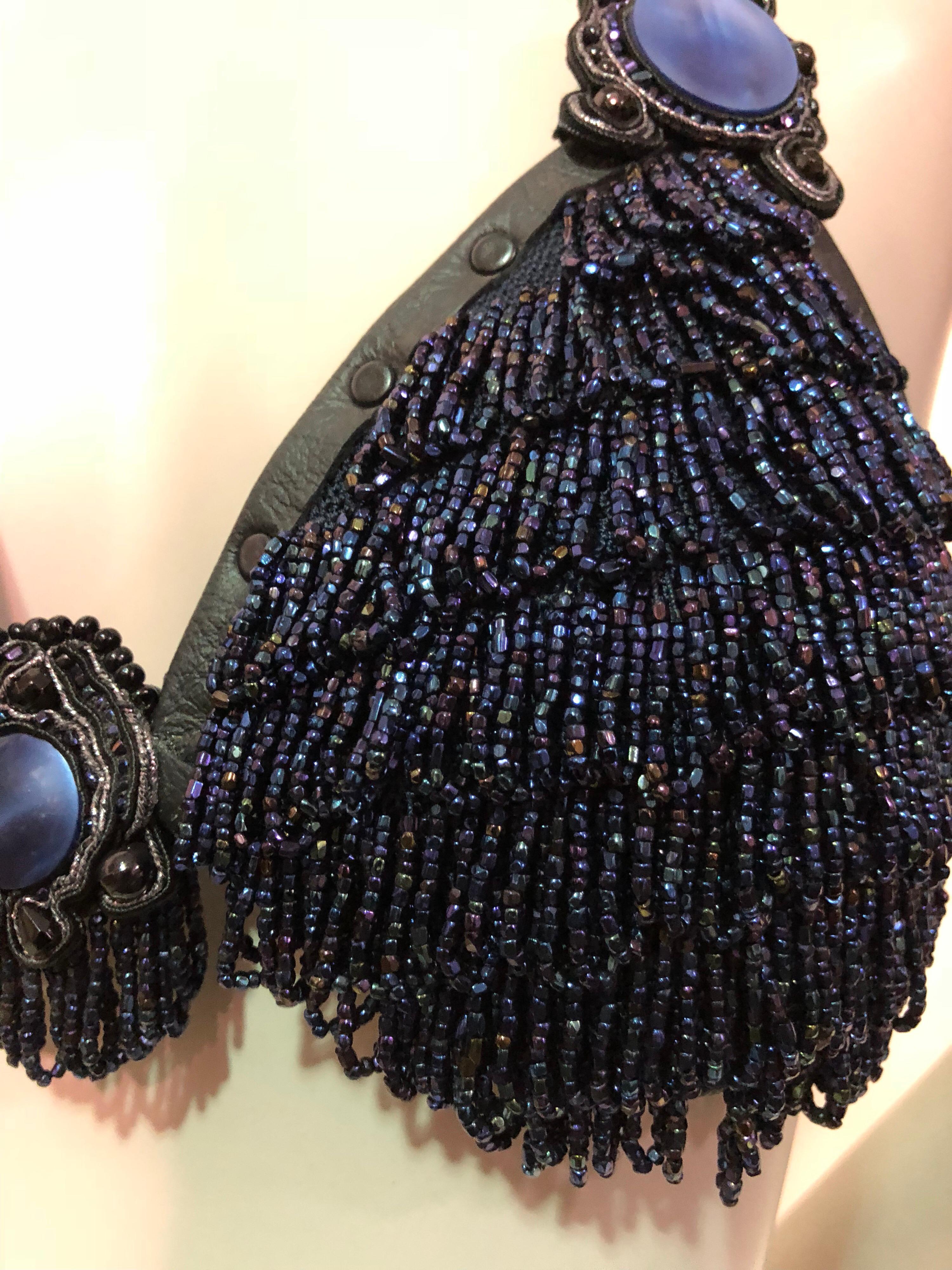 Handgefertigte blaue Fransen-Perlen-Armspange mit Lederbesatz & Schleifen-Krawattenrücken im Angebot 3