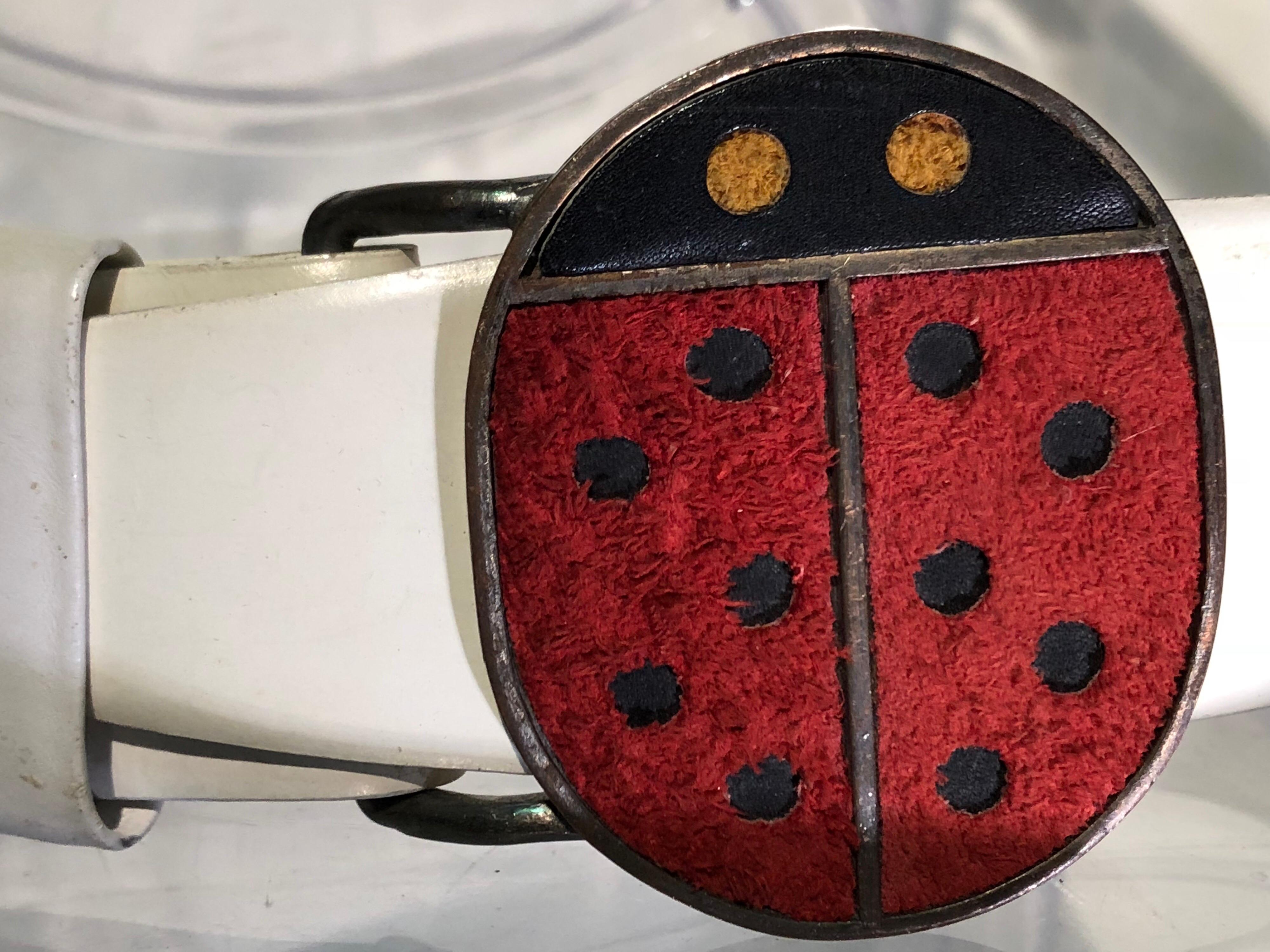 An adorable 1960s Vera Mod ladybug metal and suede belt buckle with original white beveled-edge leather belt. Size Small.
A 