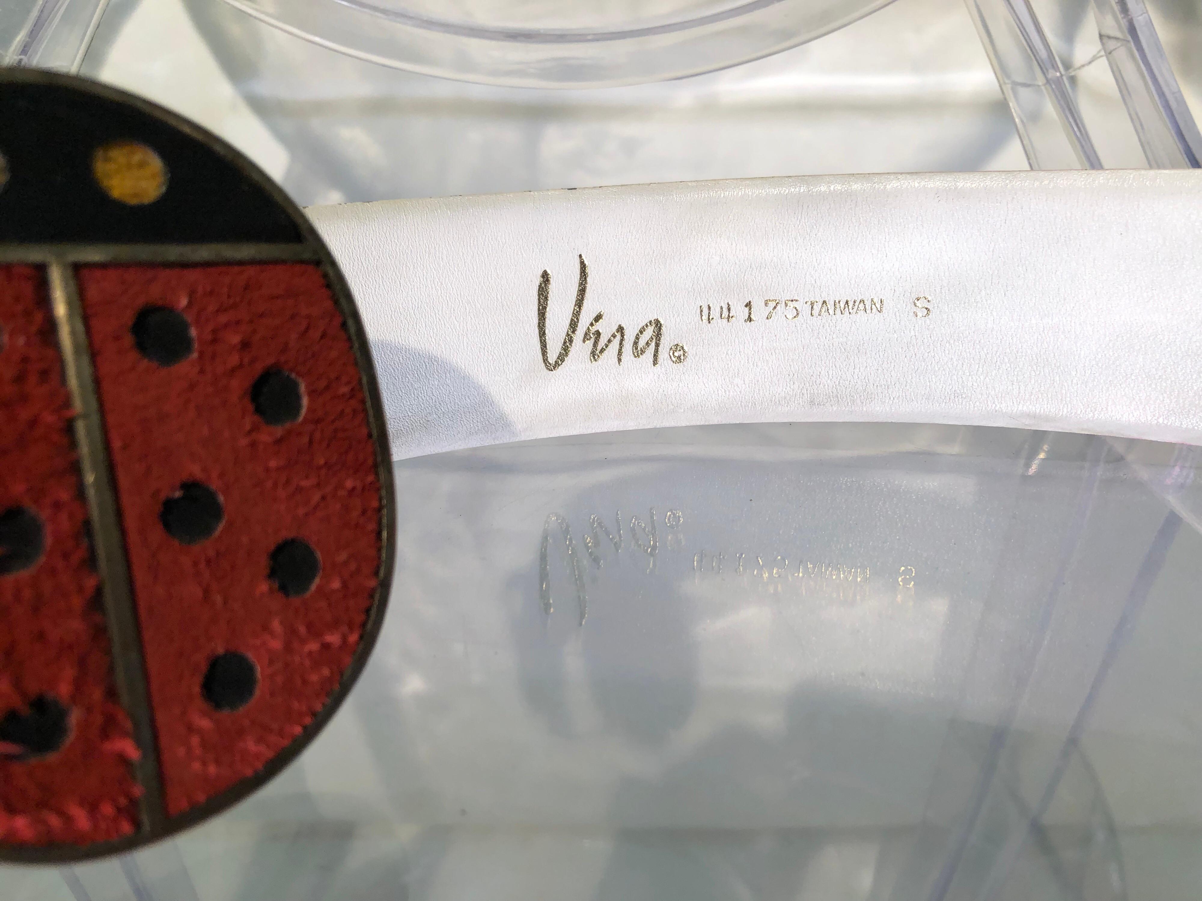 Gris Vera Ladybug Ceinture à boucle en daim avec ceinture en cuir blanc, années 1960 en vente