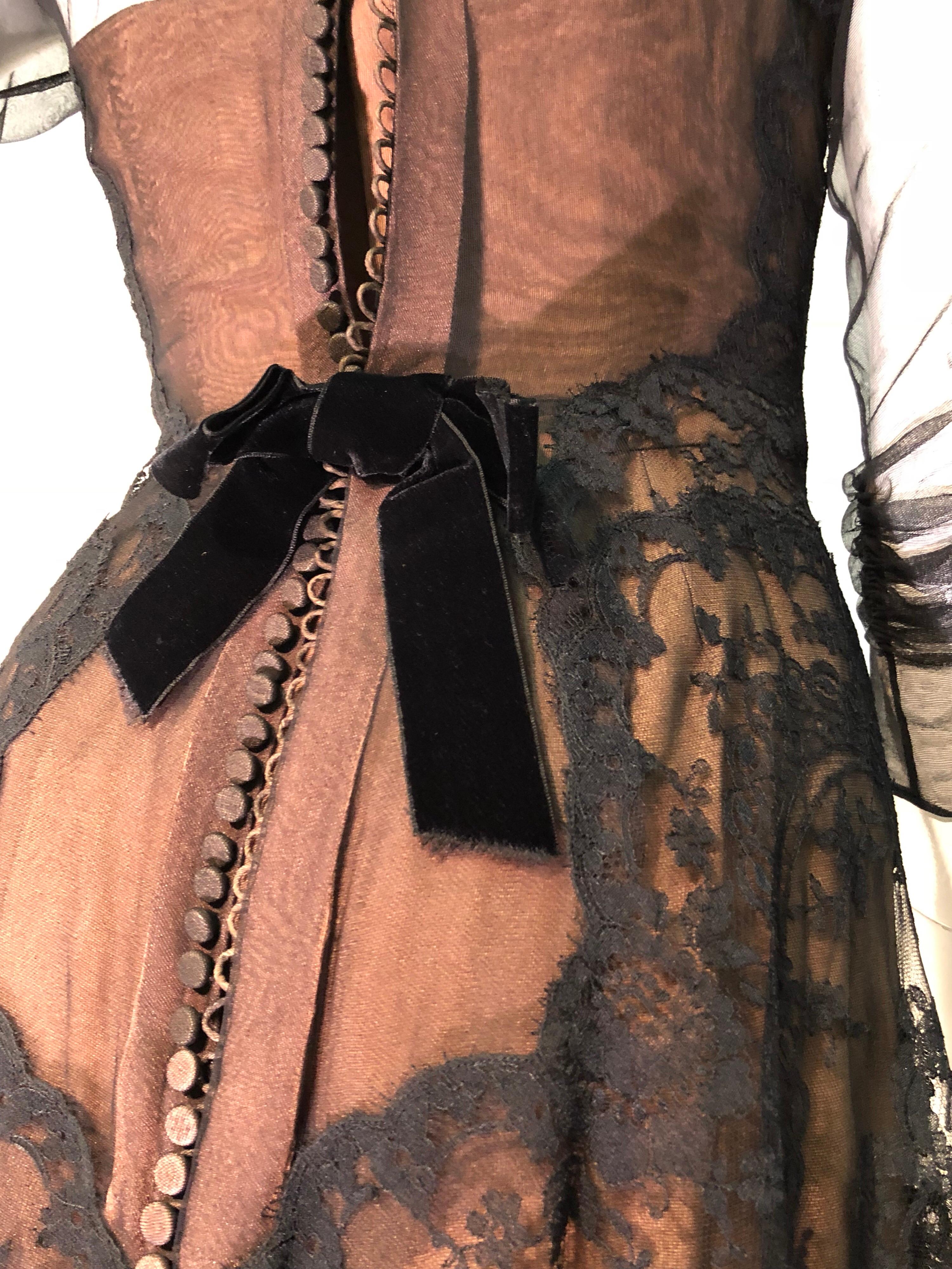 1950er Irene Tabaknetz trägerloses Kleid mit schöner Chantilly Spitze über Kleid, 1950er Jahre Damen
