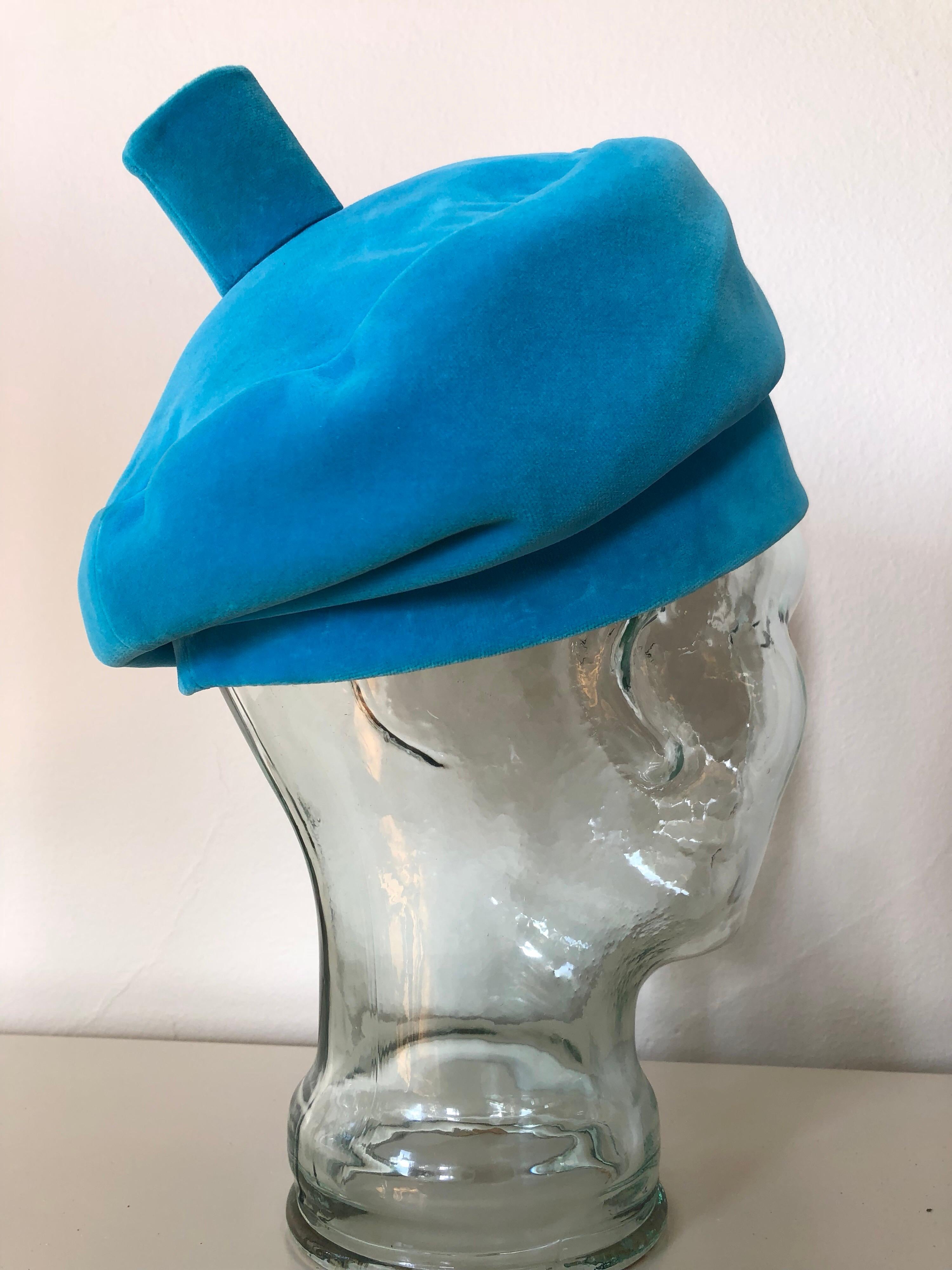 1960s Emme Turquoise Velveteen Banded Beret Hat W/ Structured Top Knob In Excellent Condition In Gresham, OR