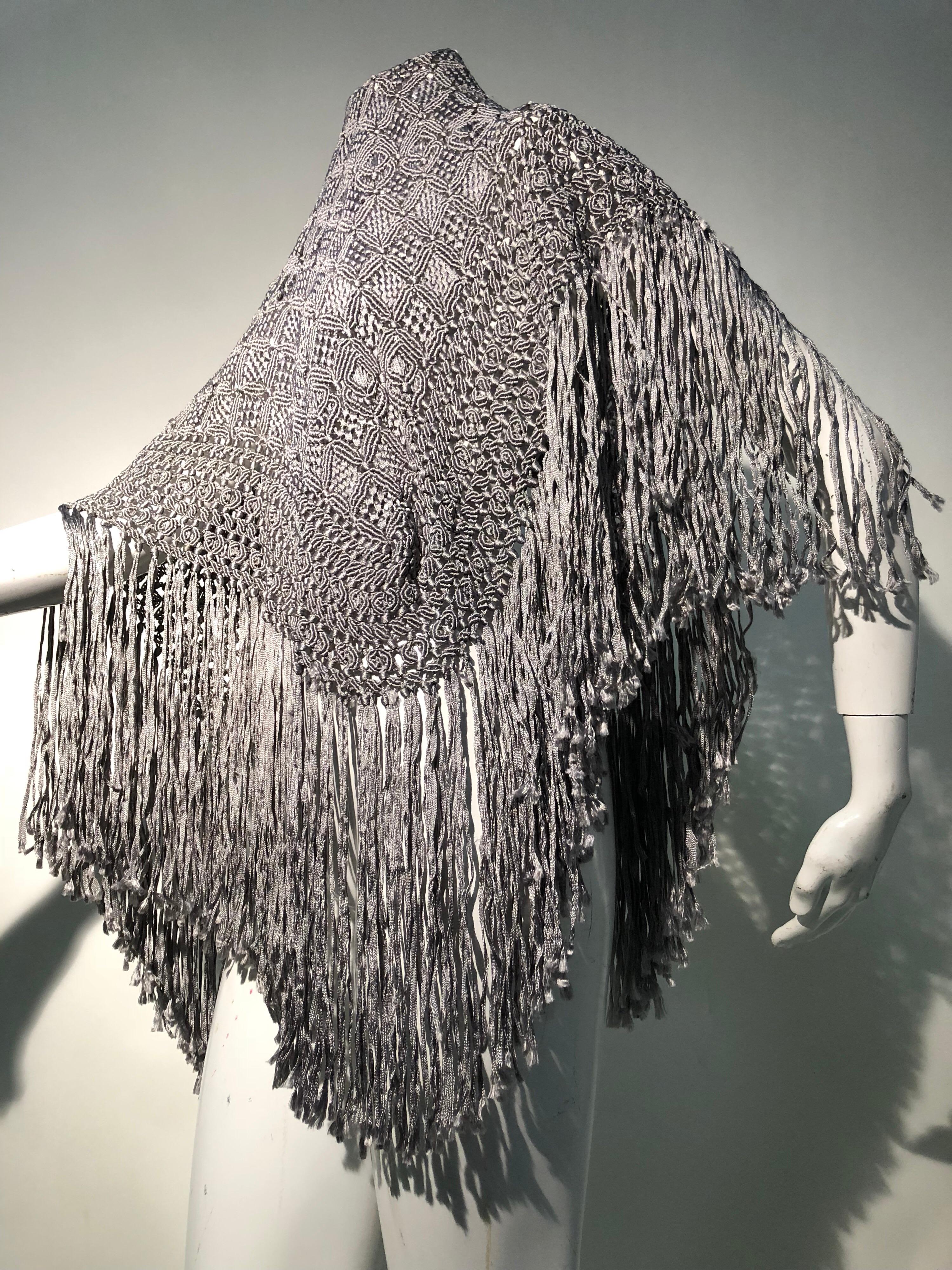 Gris I. Magnin - Châle à ruban Macramé en soie et rayonne gris tourterelle à franges, années 1970 en vente