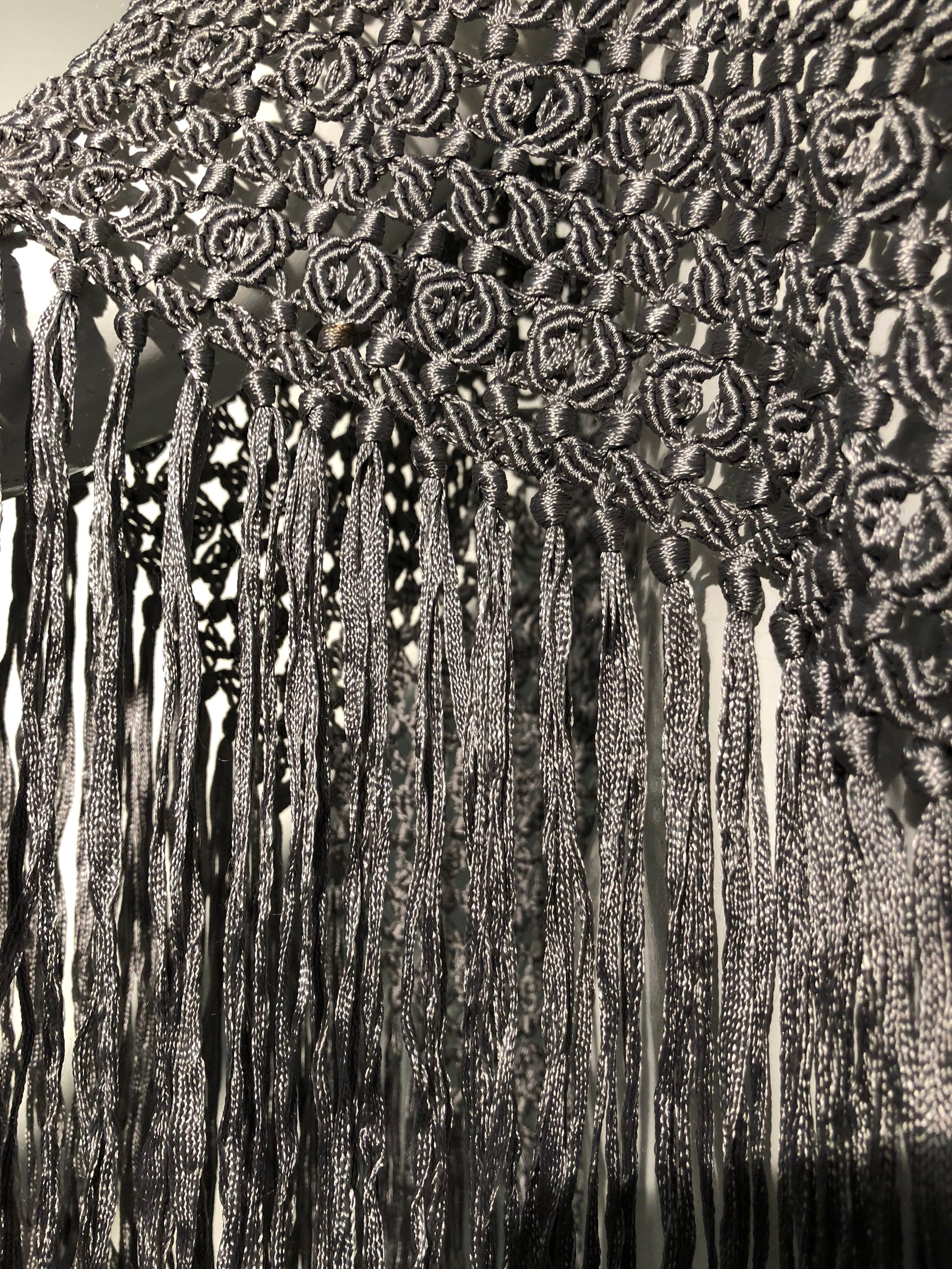I. Magnin - Châle à ruban Macramé en soie et rayonne gris tourterelle à franges, années 1970 Excellent état - En vente à Gresham, OR