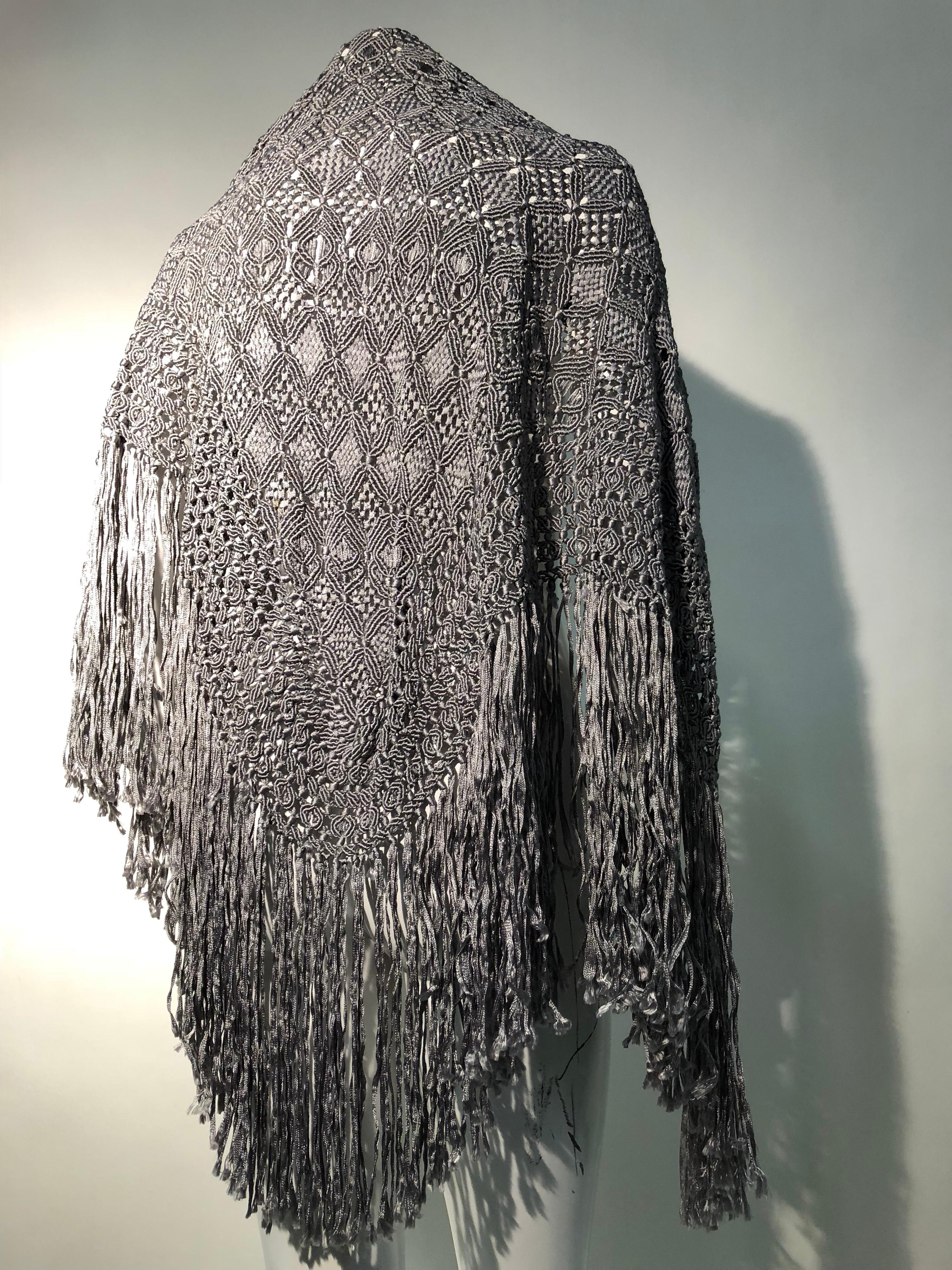 I. Magnin - Châle à ruban Macramé en soie et rayonne gris tourterelle à franges, années 1970 Pour femmes en vente