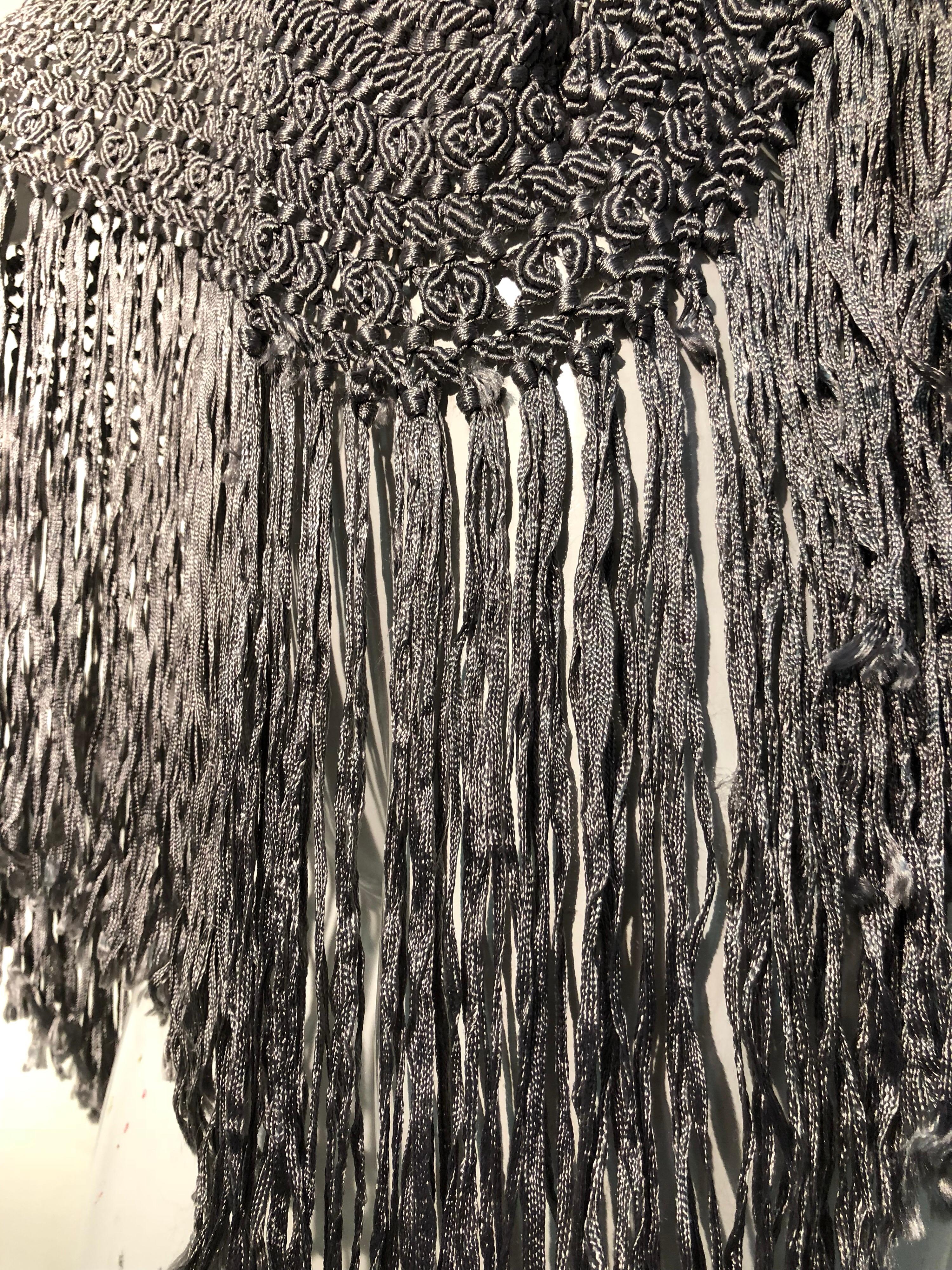 I. Magnin - Châle à ruban Macramé en soie et rayonne gris tourterelle à franges, années 1970 en vente 1