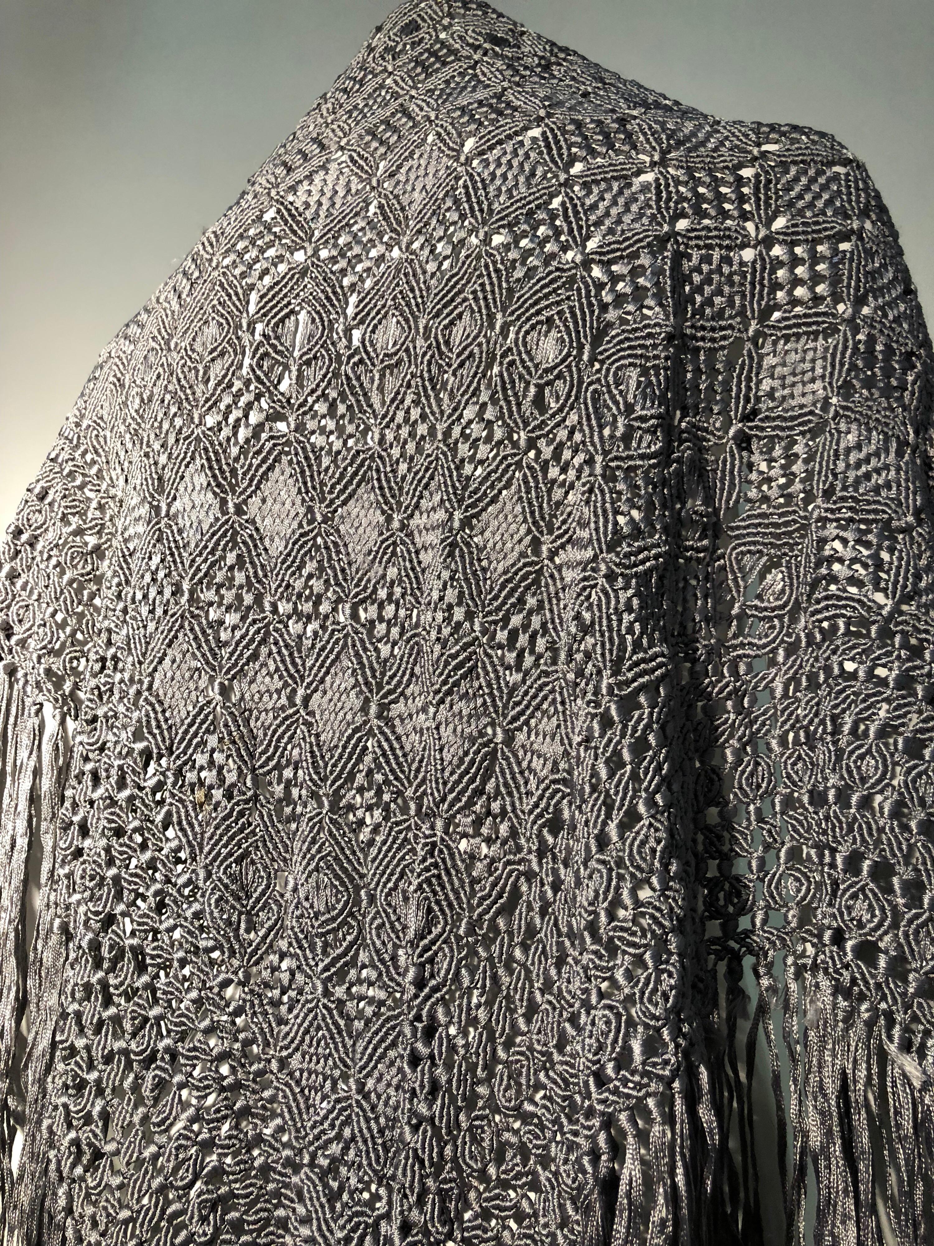 I. Magnin - Châle à ruban Macramé en soie et rayonne gris tourterelle à franges, années 1970 en vente 2
