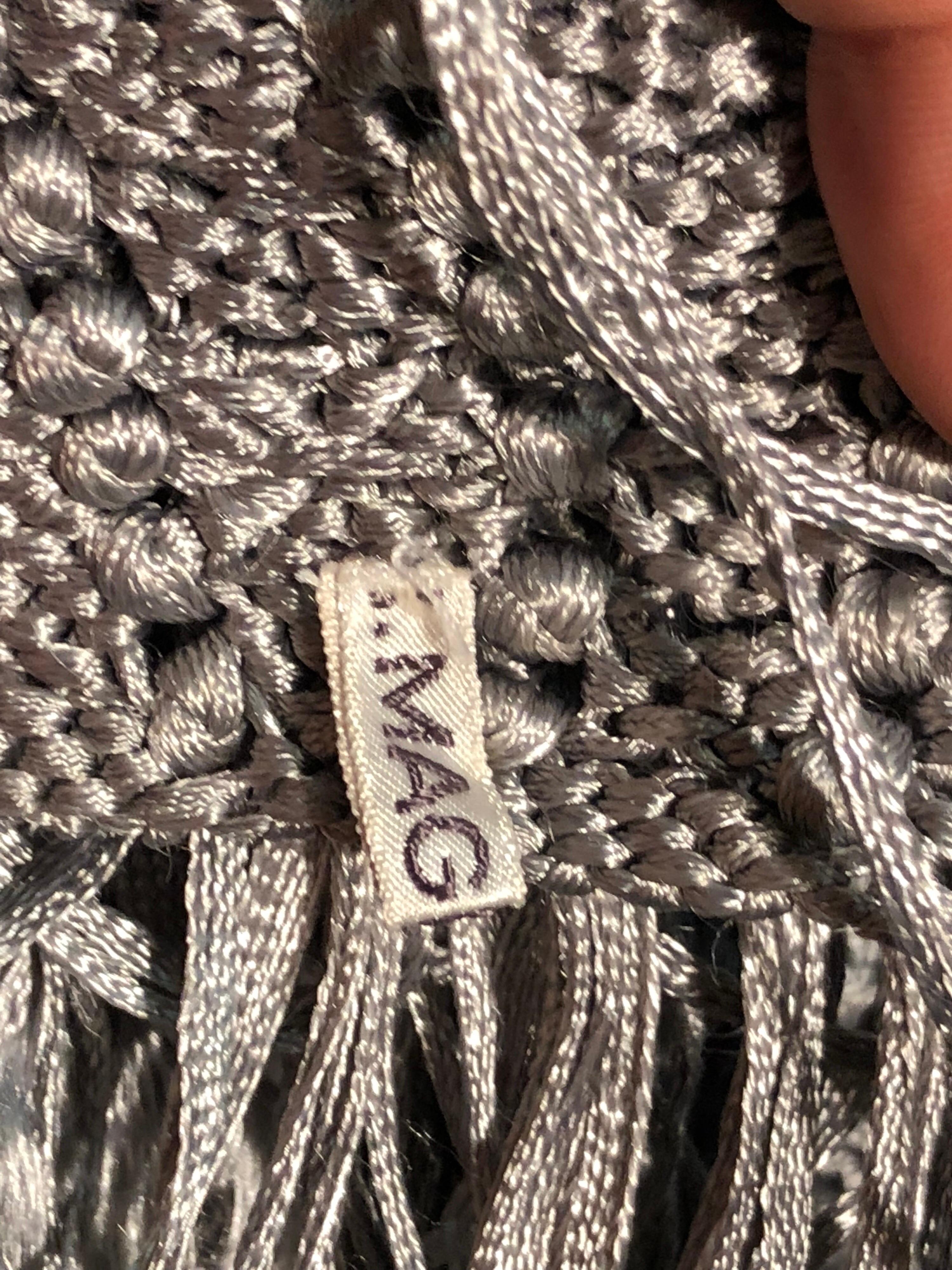 I. Magnin - Châle à ruban Macramé en soie et rayonne gris tourterelle à franges, années 1970 en vente 3