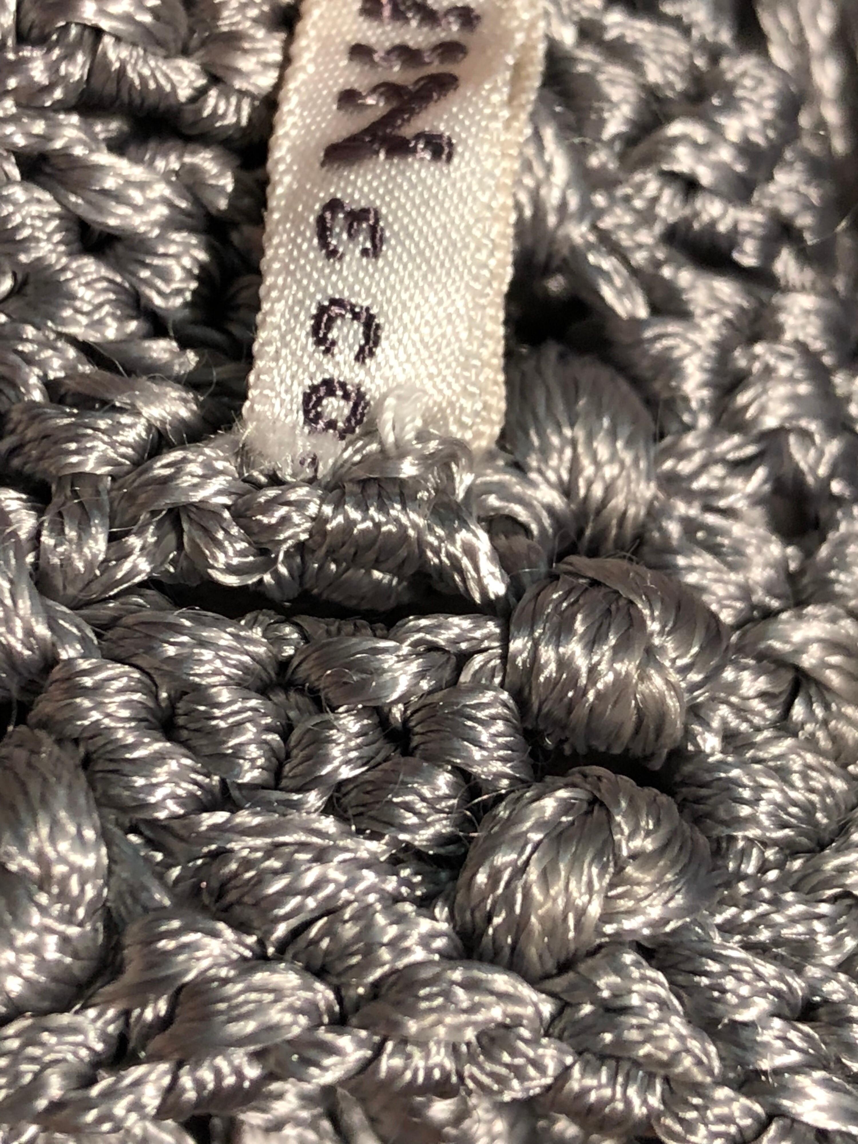 I. Magnin - Châle à ruban Macramé en soie et rayonne gris tourterelle à franges, années 1970 en vente 4