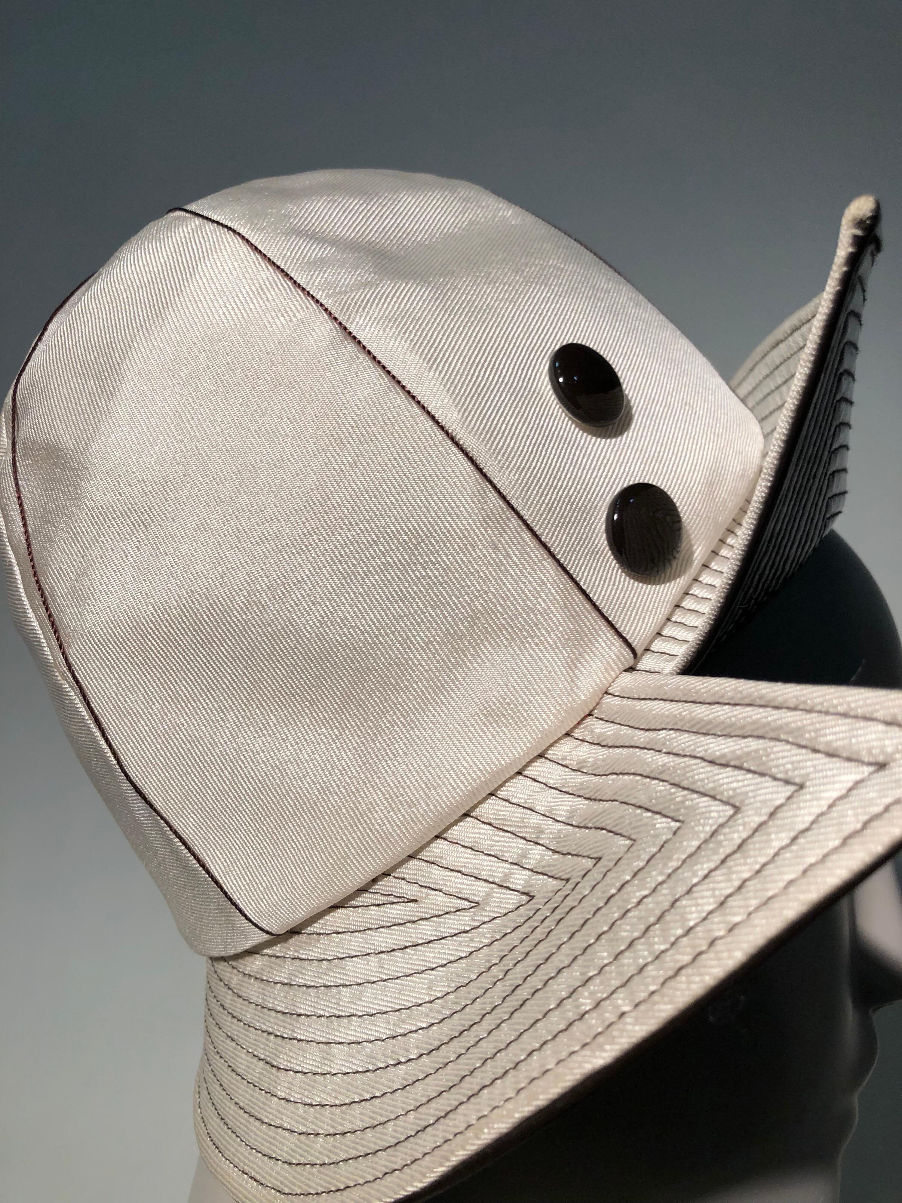 Cappello mod. Mr. Johns 1960 in Faille avorio con tesa larga in vernice Brown Trapunto Stitch by Stitch in vendita 2