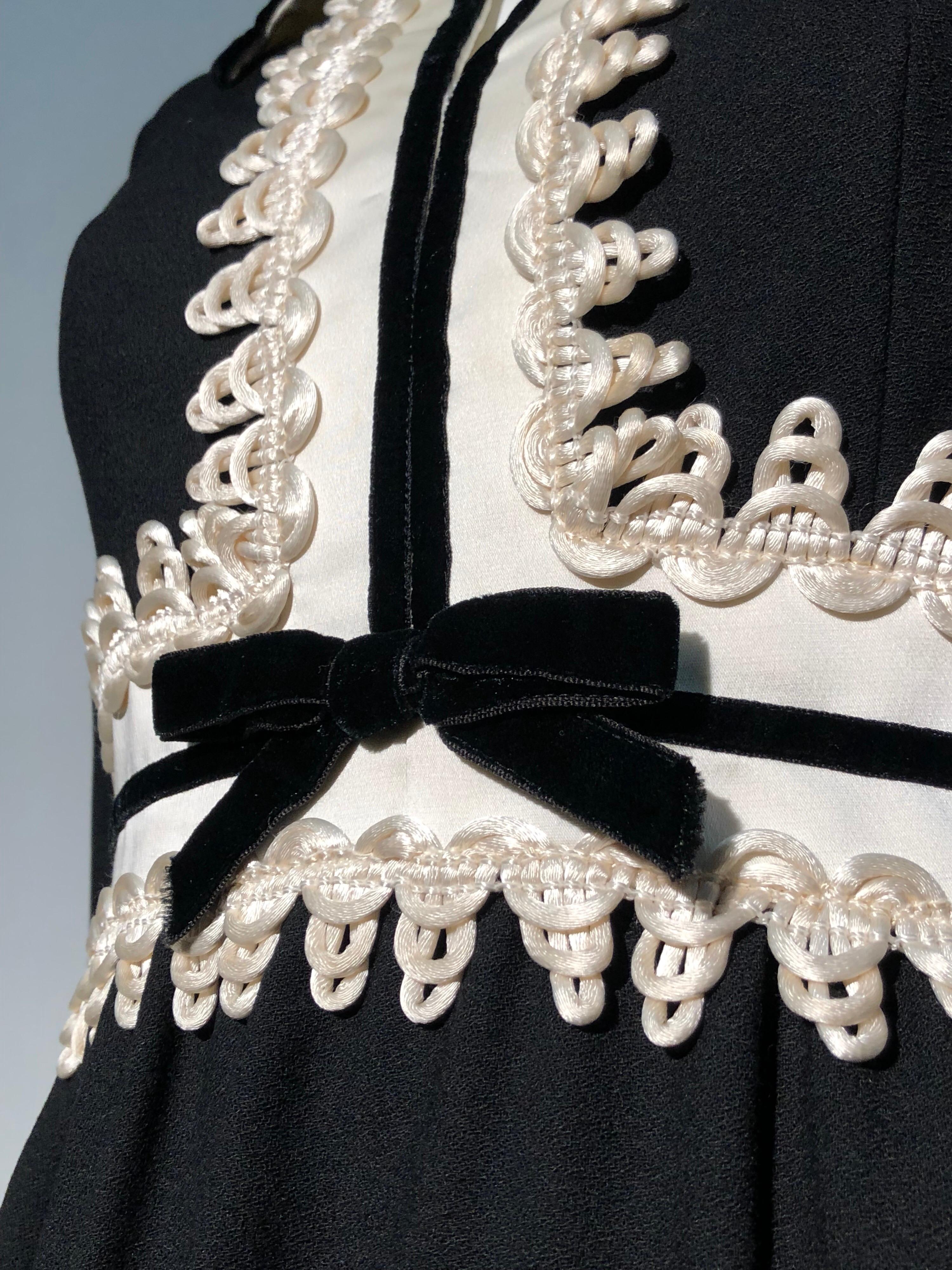 1960s Oscar de La Renta Black Crepe Mini Dress W/ White Inset Waist & Neckline In Excellent Condition In Gresham, OR