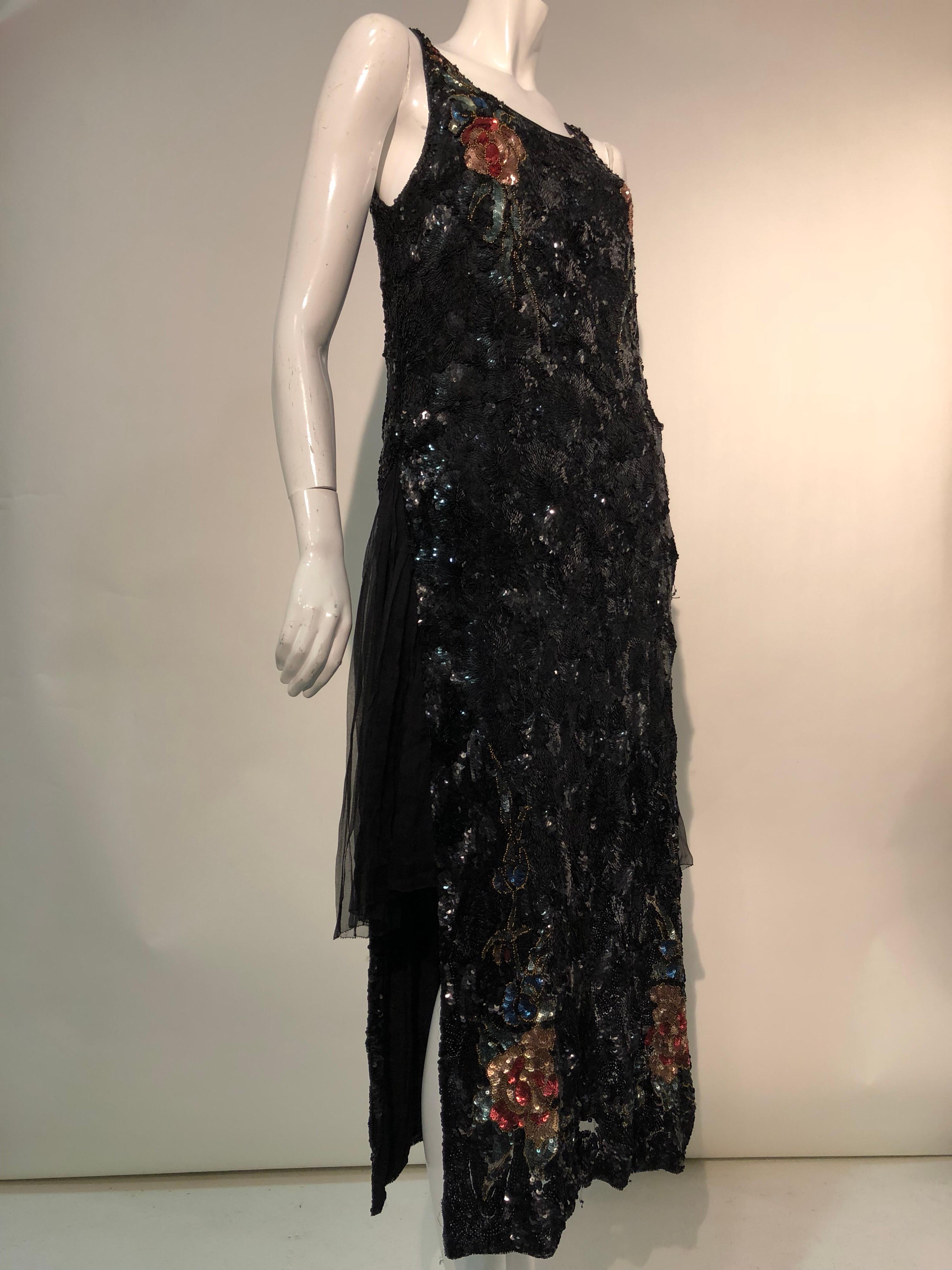 1920er Jahre Schwarzes Abendkleid im französischen Tabard-Stil mit Pailletten und farbigen Paillettenblumen 1