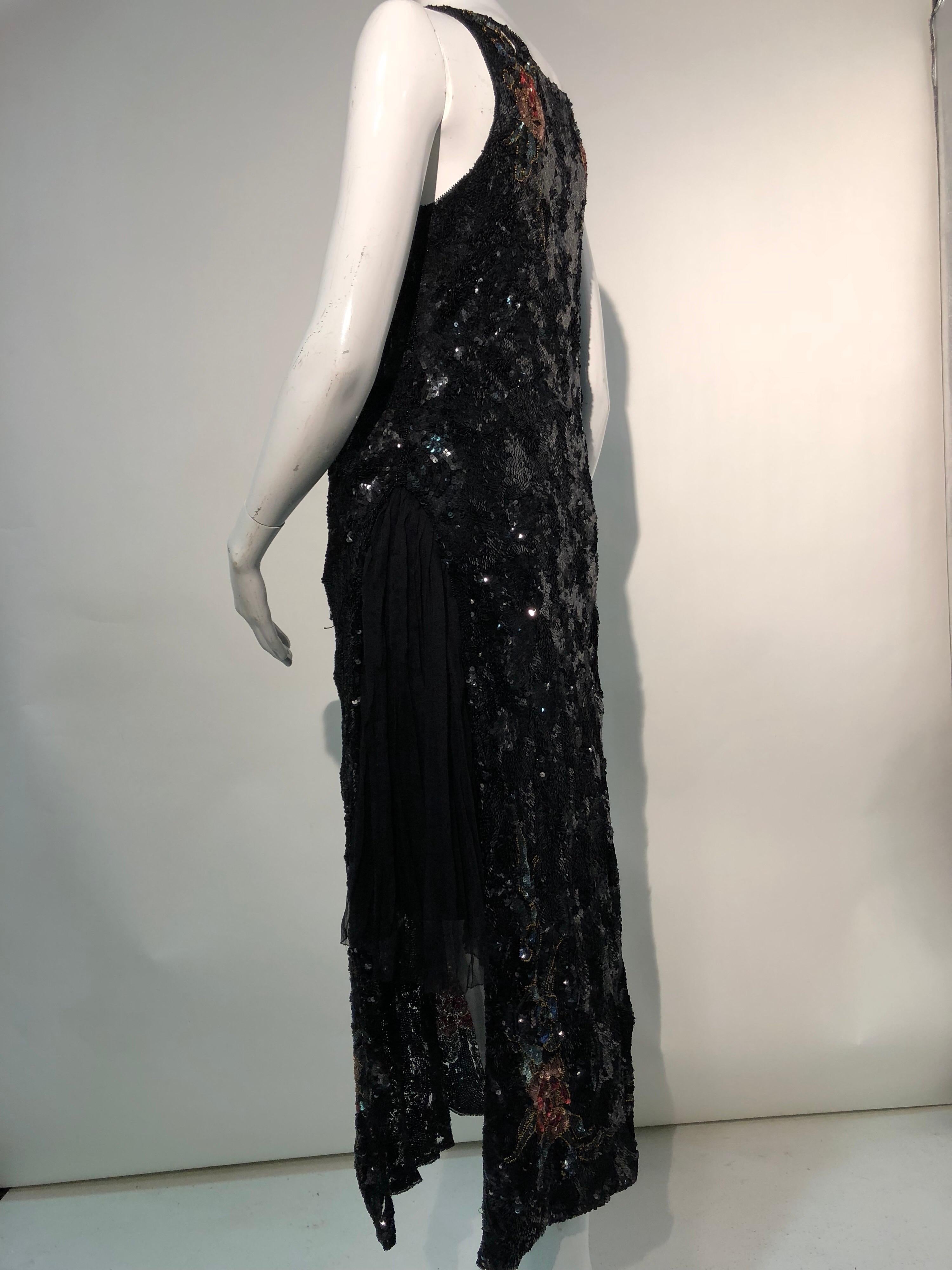 1920er Jahre Schwarzes Abendkleid im französischen Tabard-Stil mit Pailletten und farbigen Paillettenblumen 2