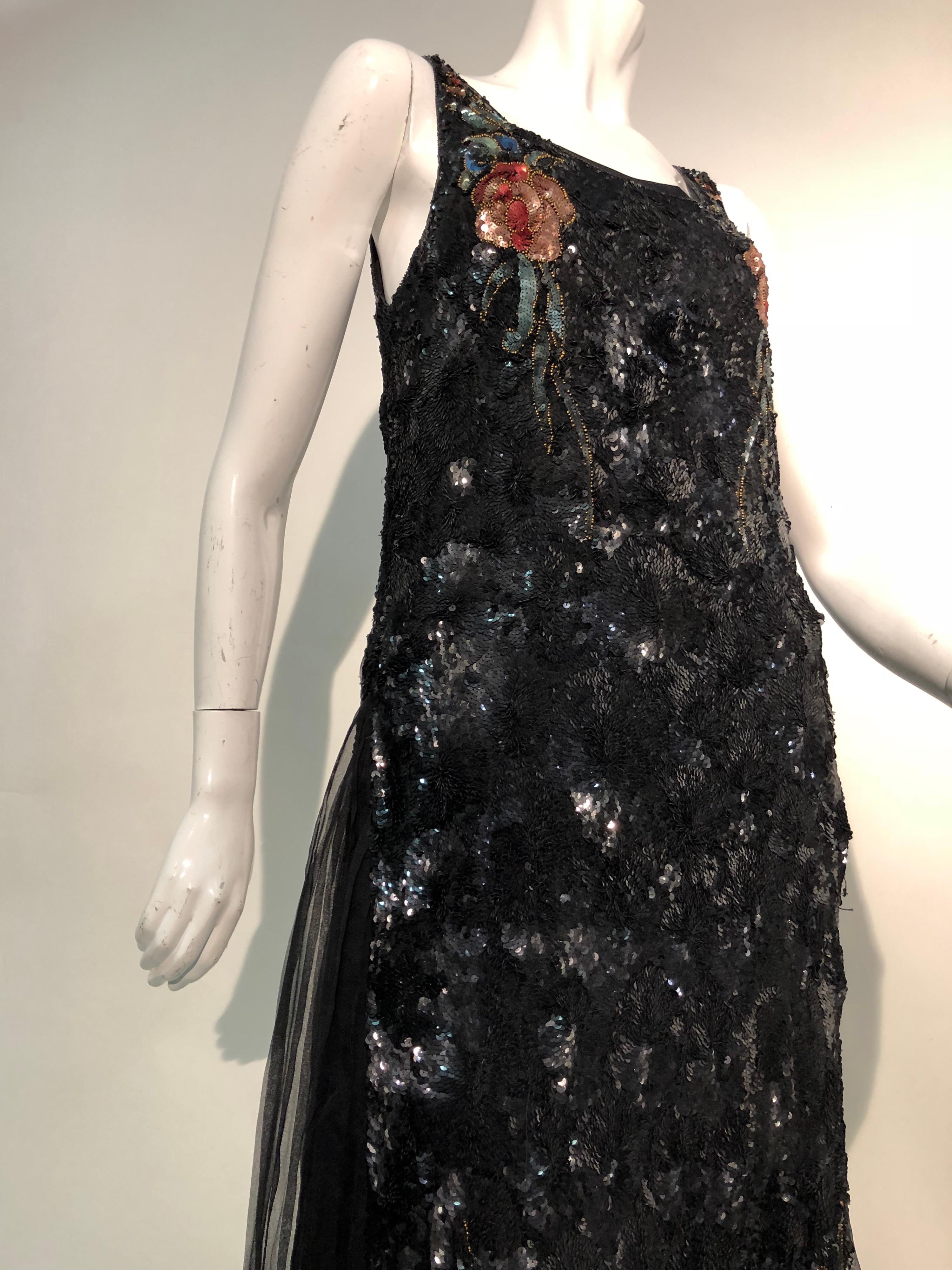 1920er Jahre Schwarzes Abendkleid im französischen Tabard-Stil mit Pailletten und farbigen Paillettenblumen 3