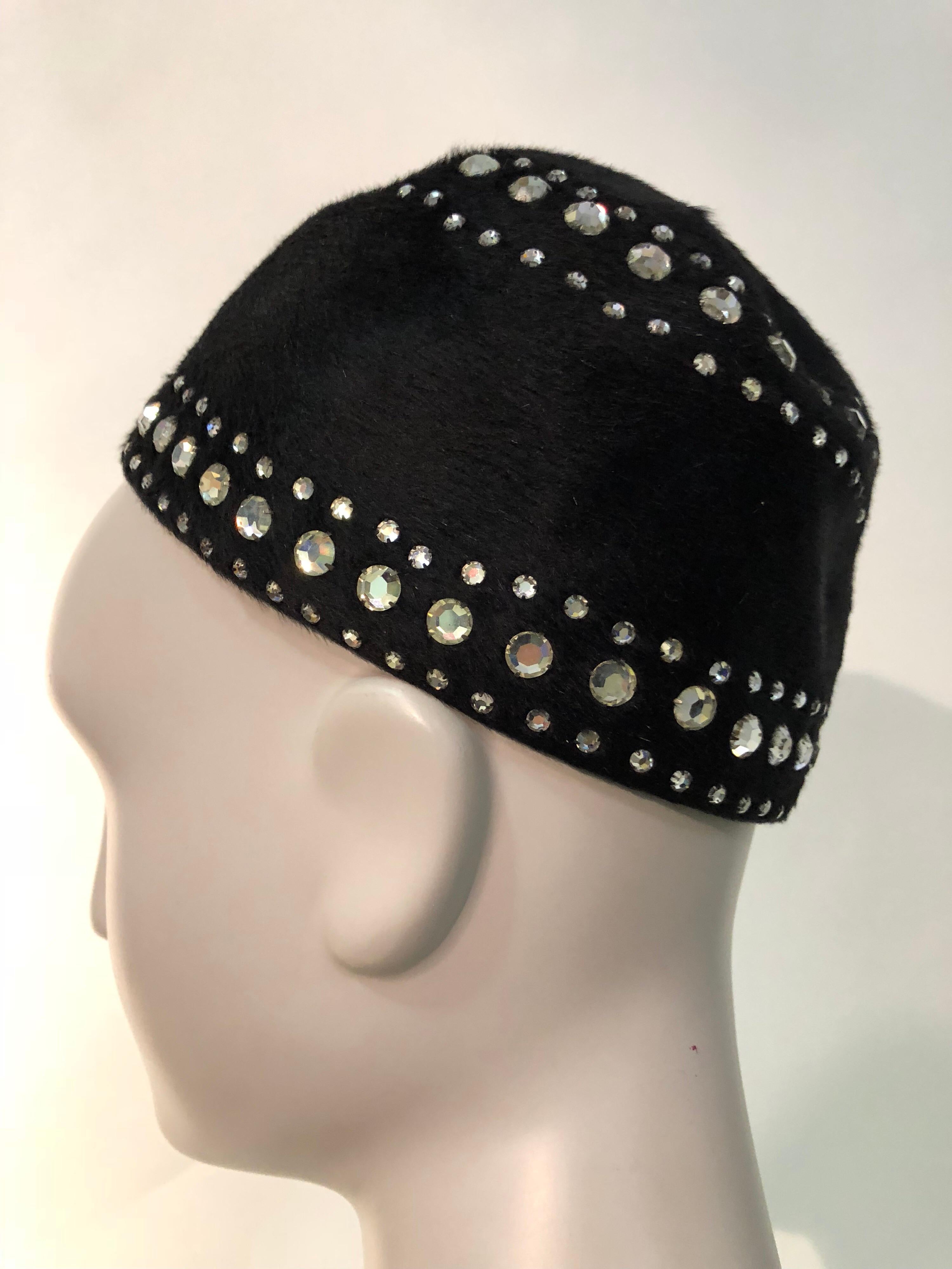 1960s Leslie James Black Felt Mod Hat W/ Rhinestone Embellishments In Excellent Condition For Sale In Gresham, OR