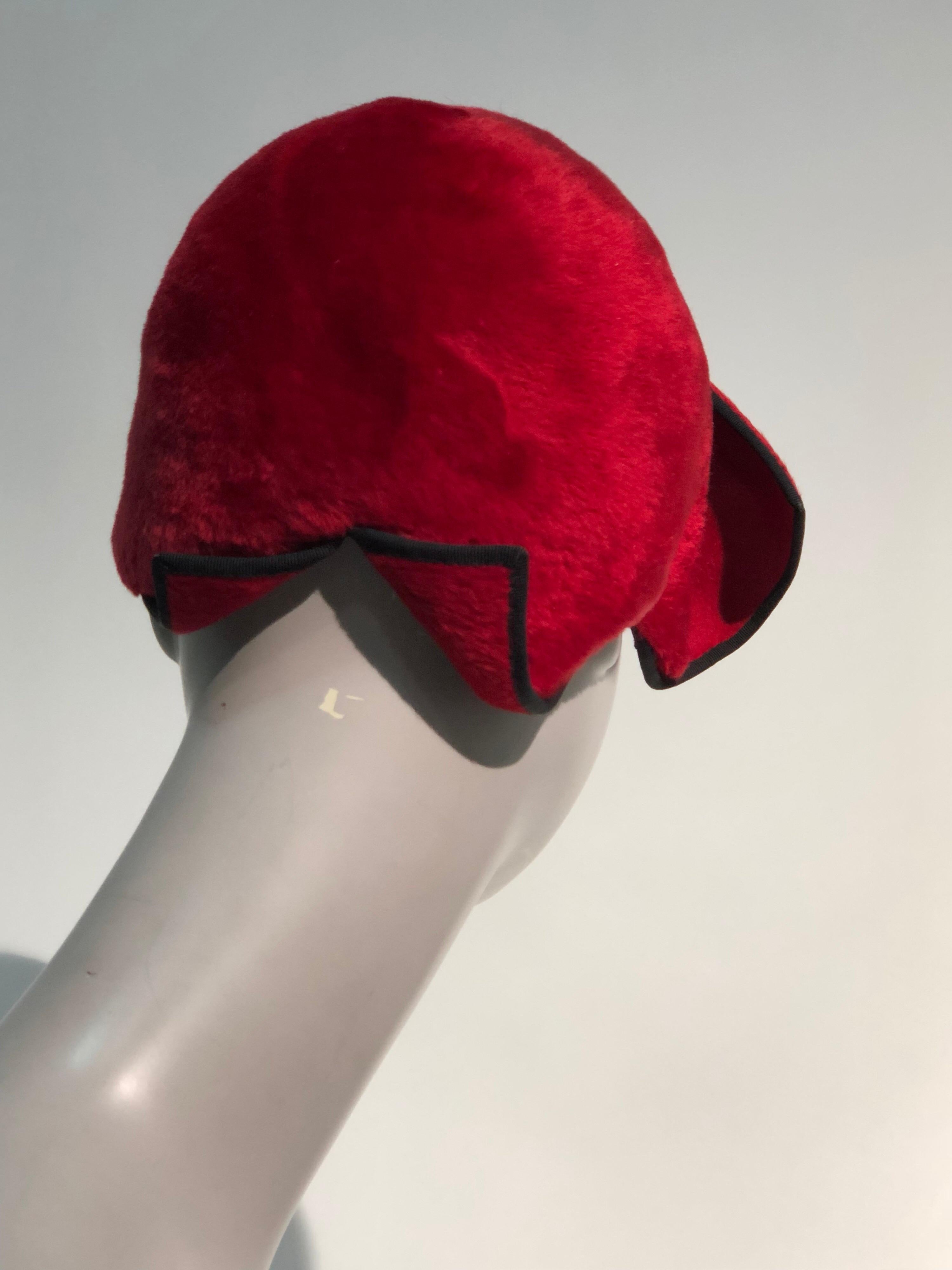 1950s John Frederics Cardinal Red Fur Felt Cloche Hat W/ Black Trim  In Excellent Condition For Sale In Gresham, OR