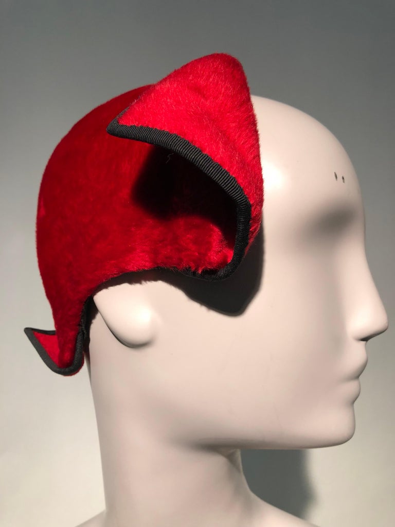 1950s John Frederics Cardinal Red Fur Felt Cloche Hat W/ Black Trim  For Sale 4