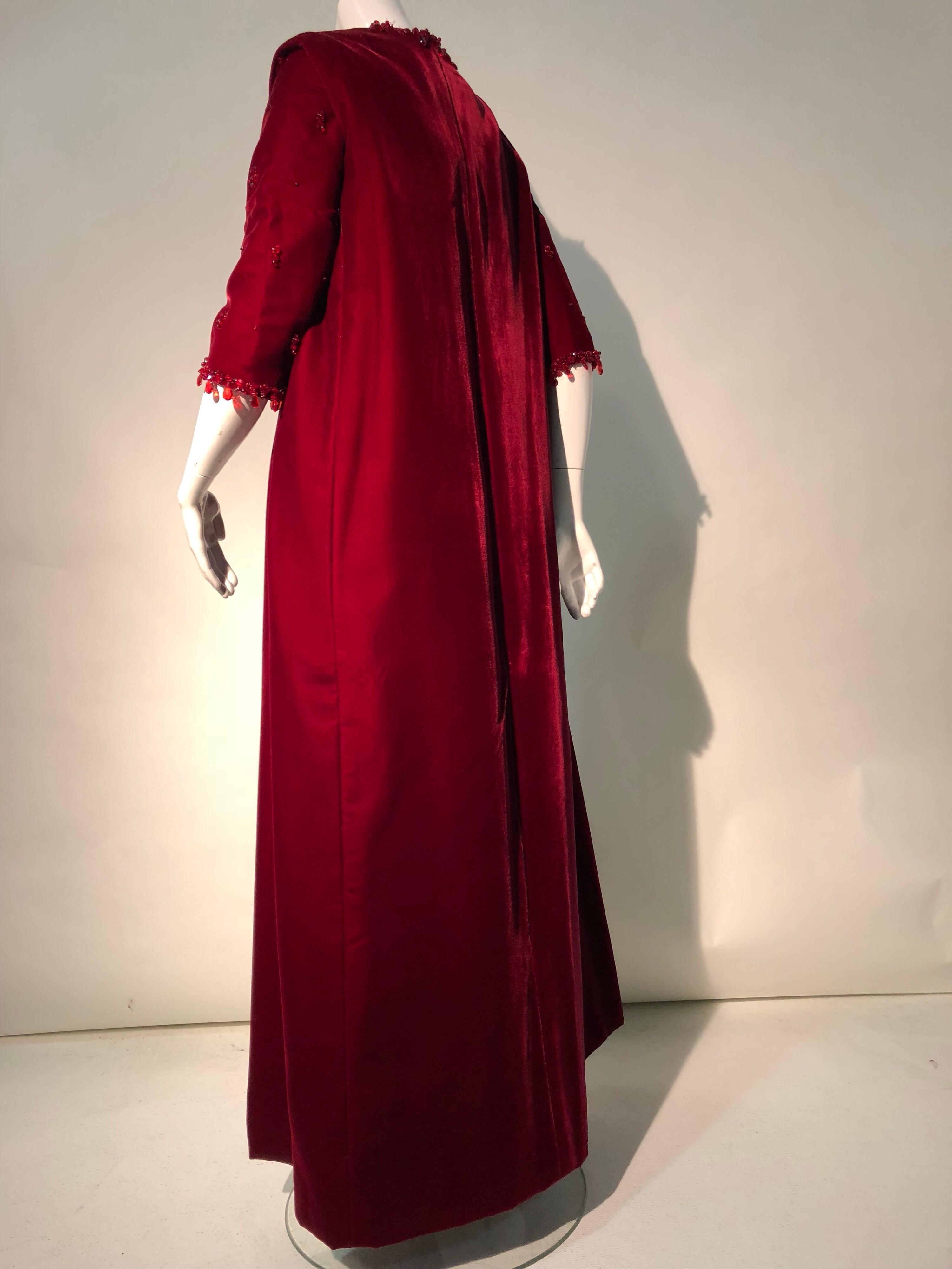 Un incredibile e raro ensemble da sera di Nina Ricci Couture rosso rubino degli anni '60: un abito da sera con scollatura a ritratto, cuciture aderenti 