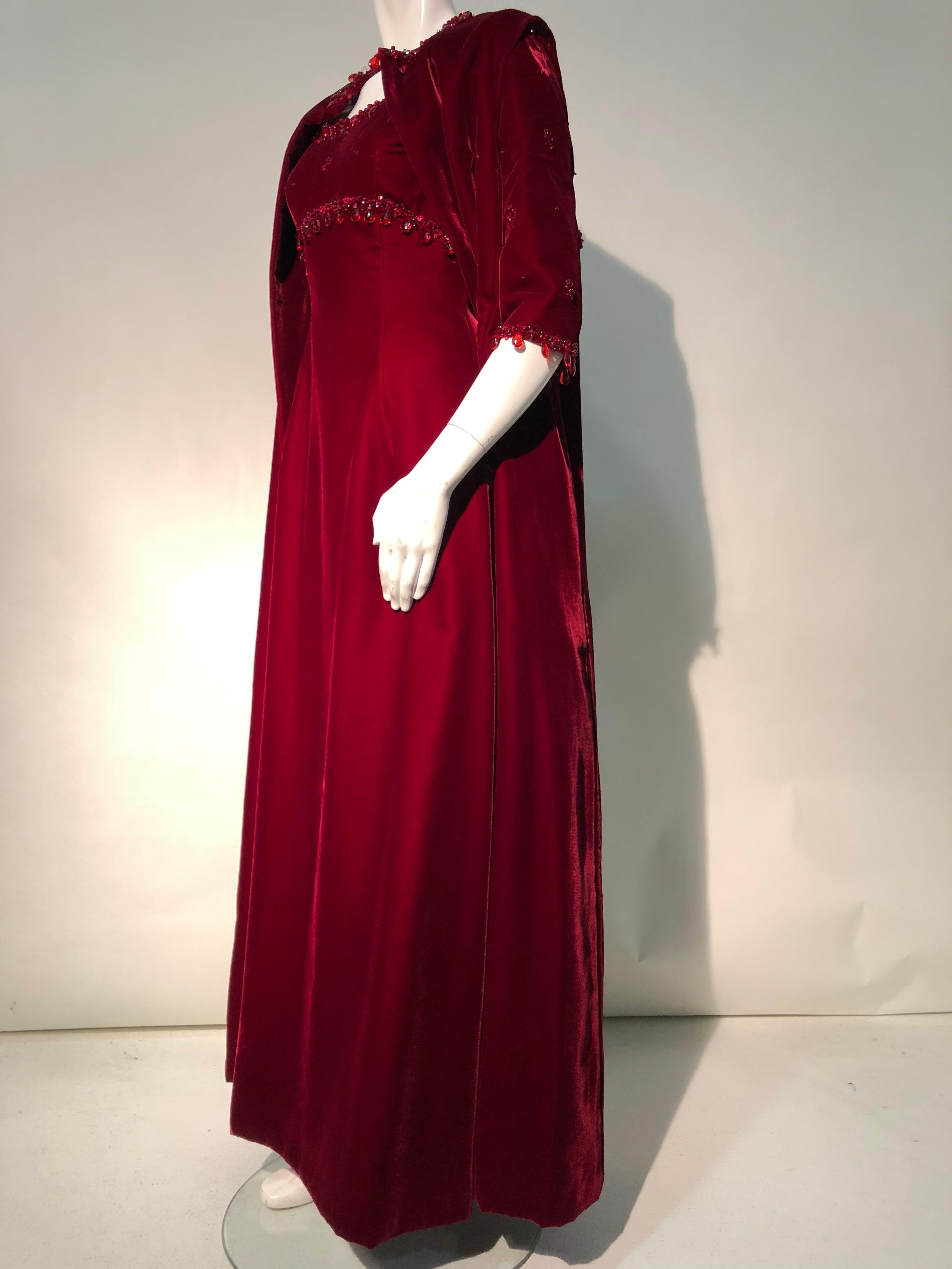 Rouge Nina Ricci Couture - Ensemble robe et cape en velours rubis avec bordure en perles épaisses, années 1960  en vente