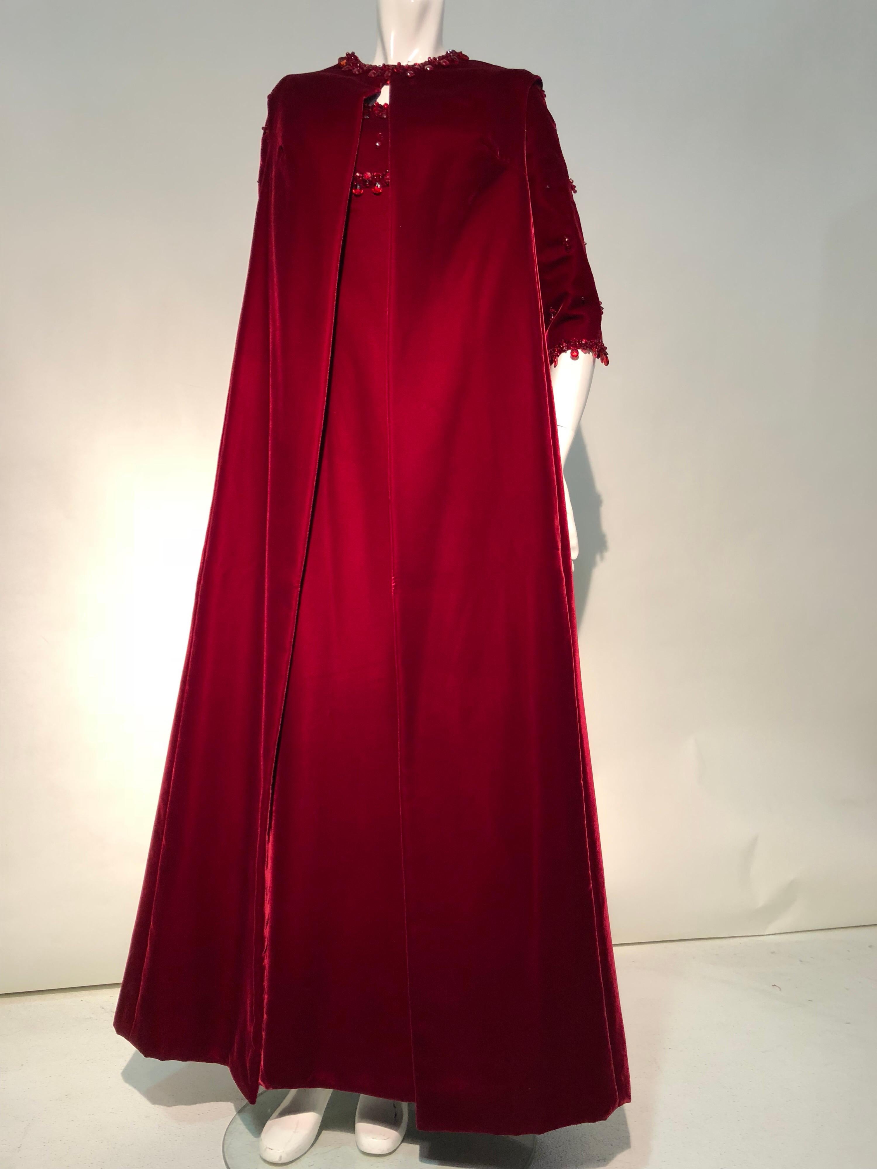 Nina Ricci Couture - Ensemble robe et cape en velours rubis avec bordure en perles épaisses, années 1960  Excellent état - En vente à Gresham, OR