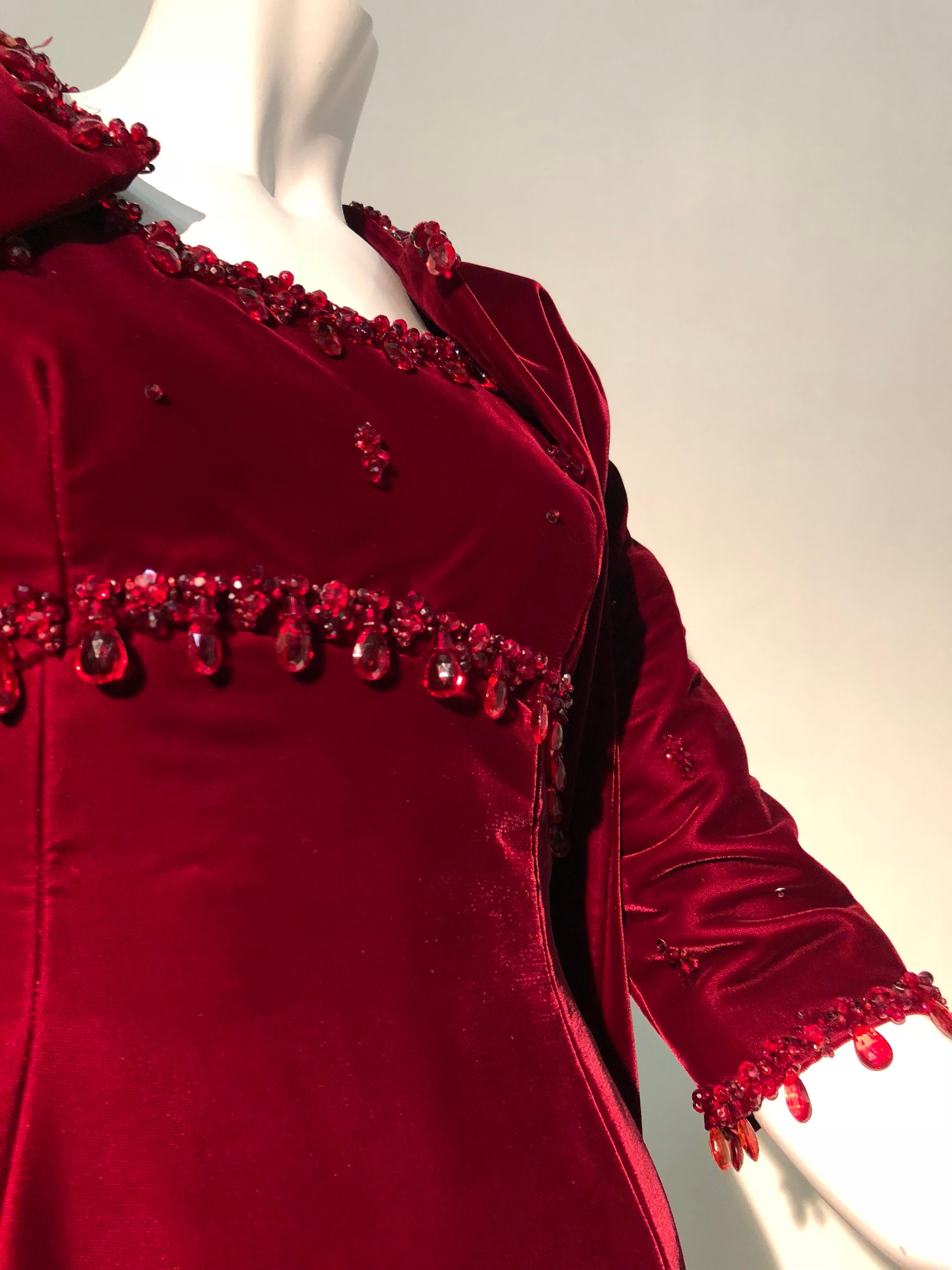 Nina Ricci Couture - Ensemble robe et cape en velours rubis avec bordure en perles épaisses, années 1960  en vente 11