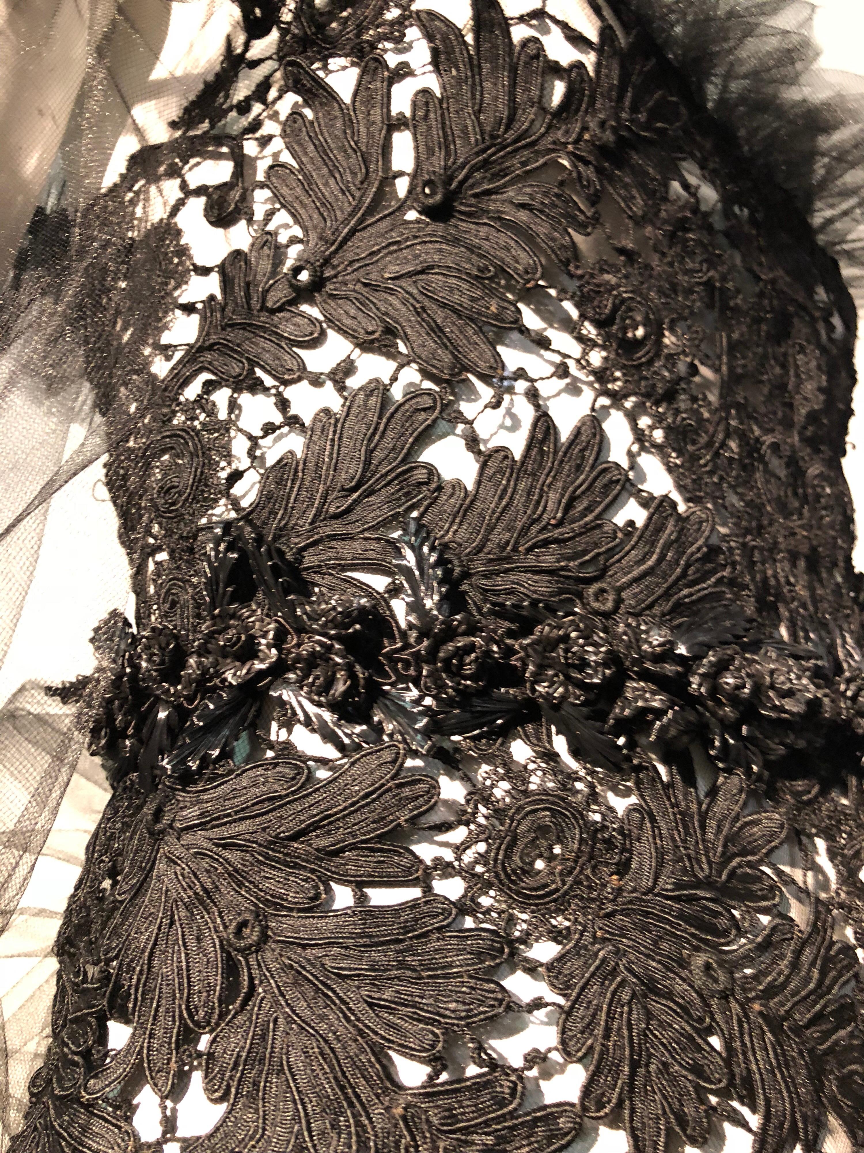 Créations Torso - Robe gothique victorienne à col haut en dentelle noire et tulle noir avec ceinture Excellent état - En vente à Gresham, OR
