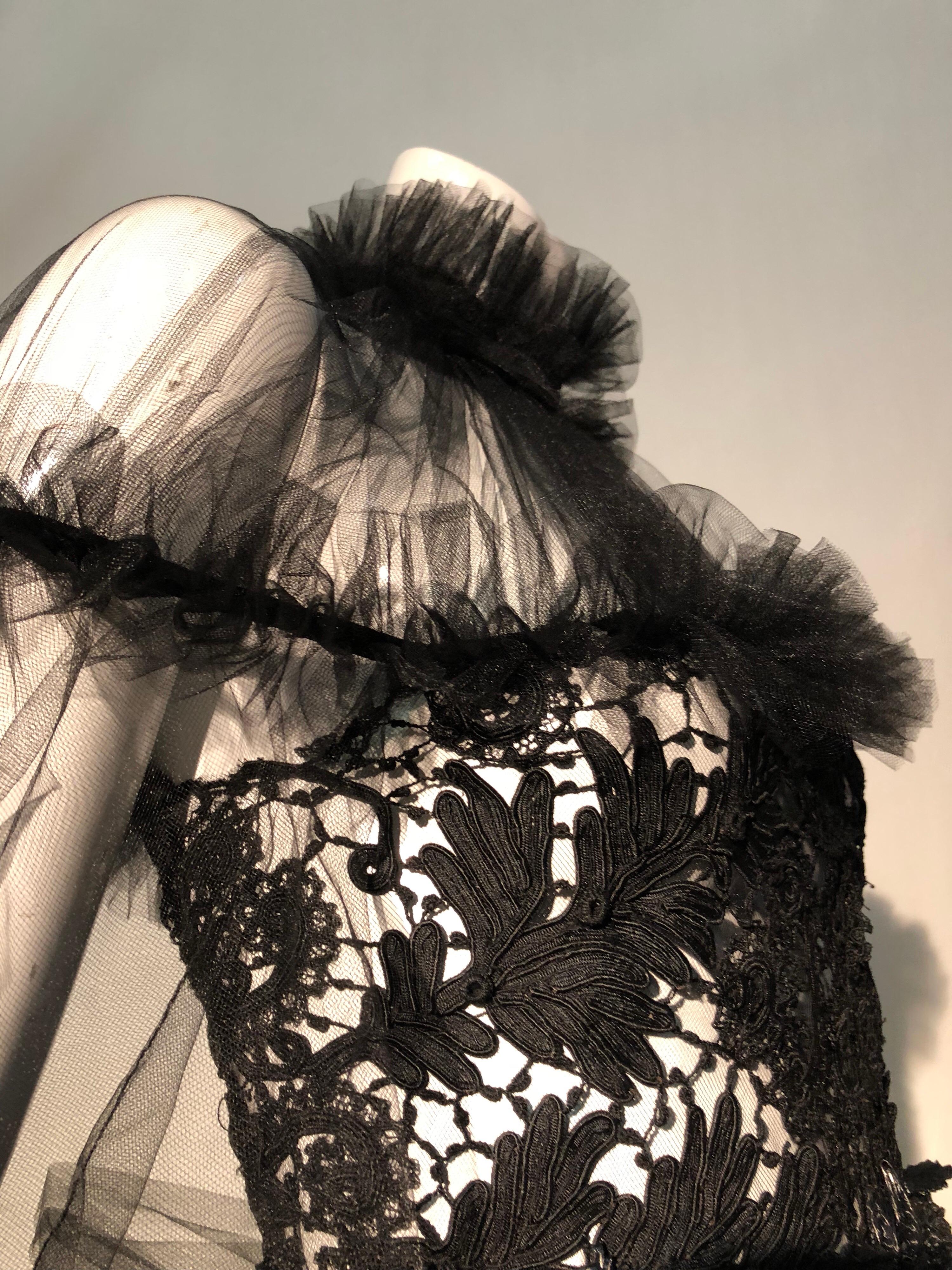 Créations Torso - Robe gothique victorienne à col haut en dentelle noire et tulle noir avec ceinture Pour femmes en vente