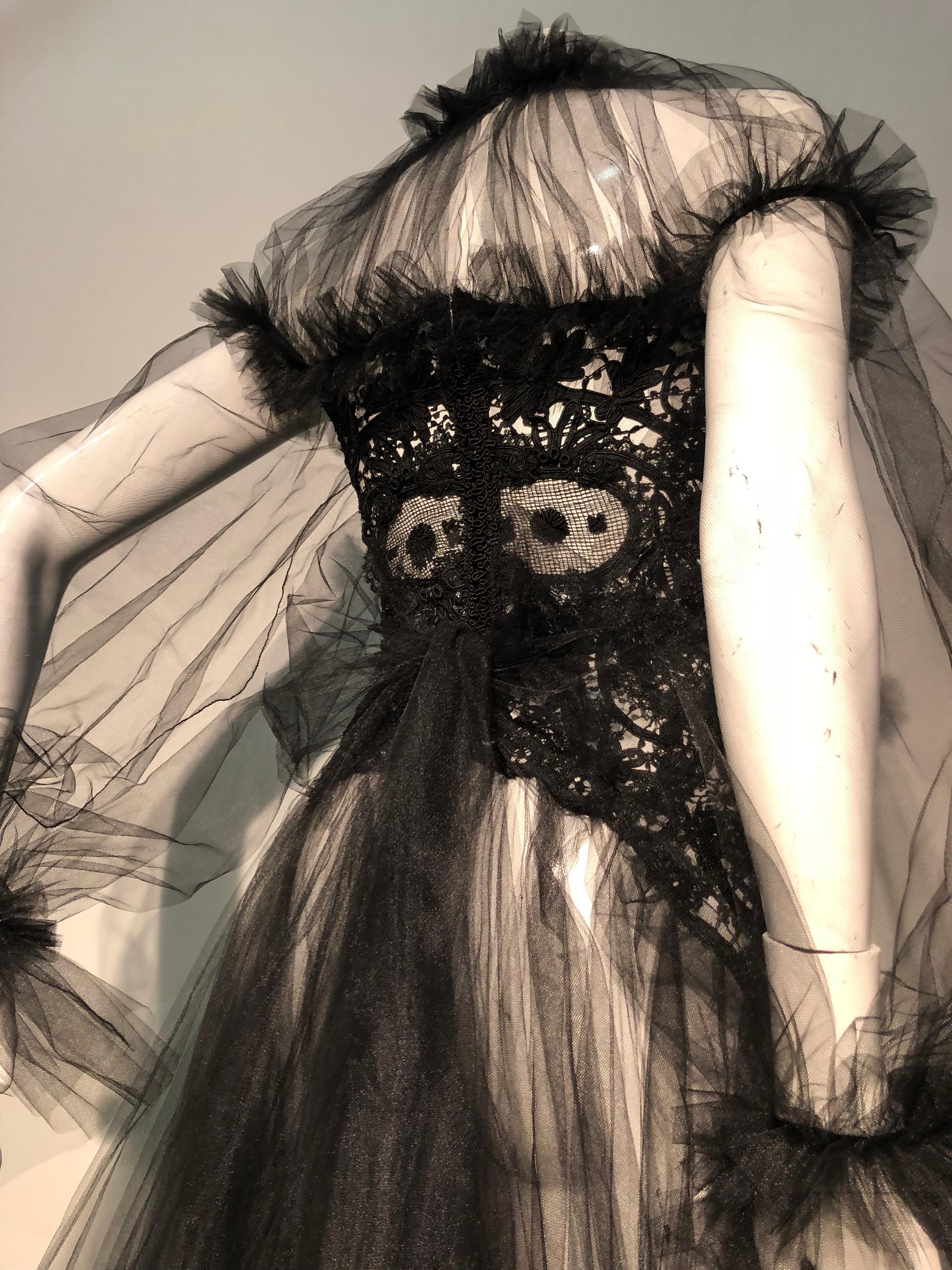 Torso Creations Vestido gótico victoriano de encaje negro de cuello alto y tul negro con fajín en venta 1