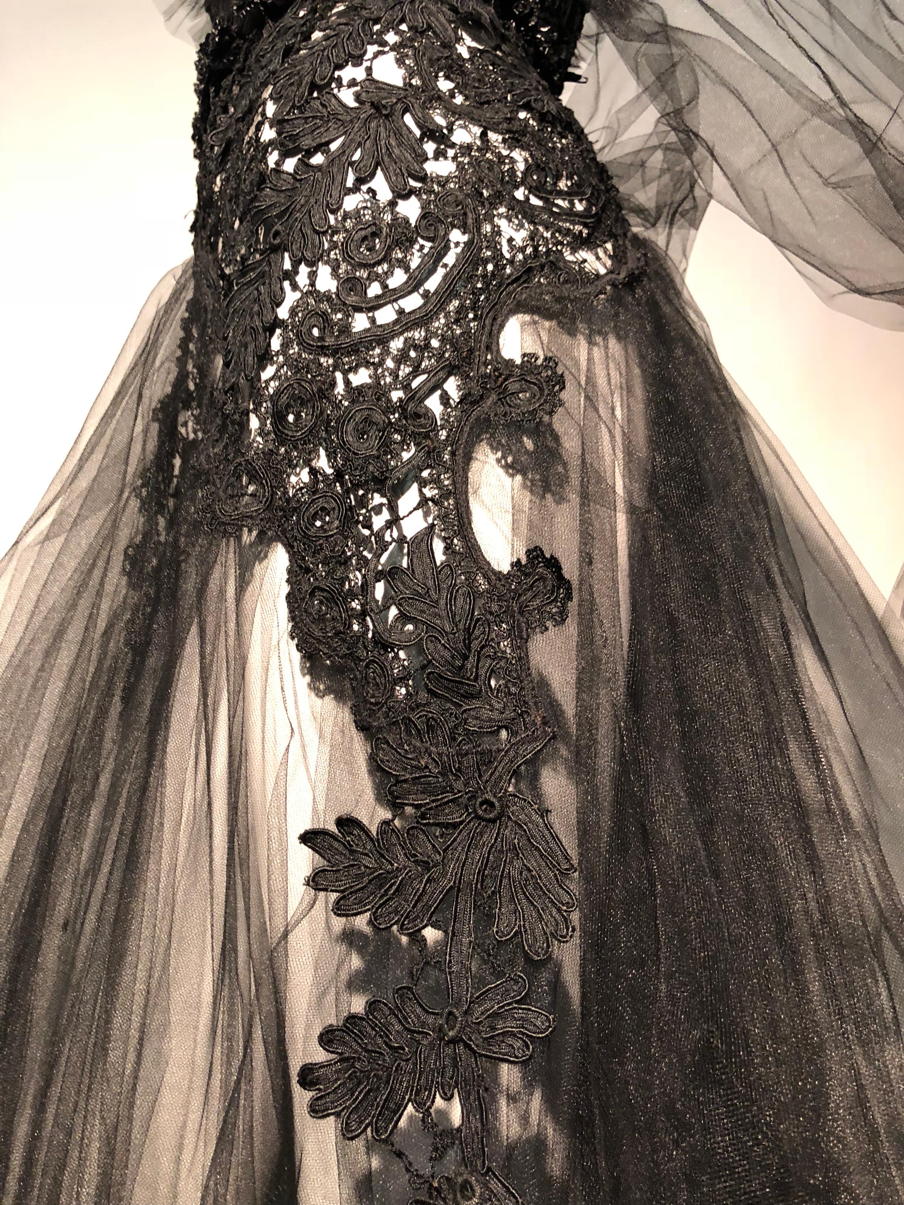 Torso Creations Vestido gótico victoriano de encaje negro de cuello alto y tul negro con fajín en venta 4