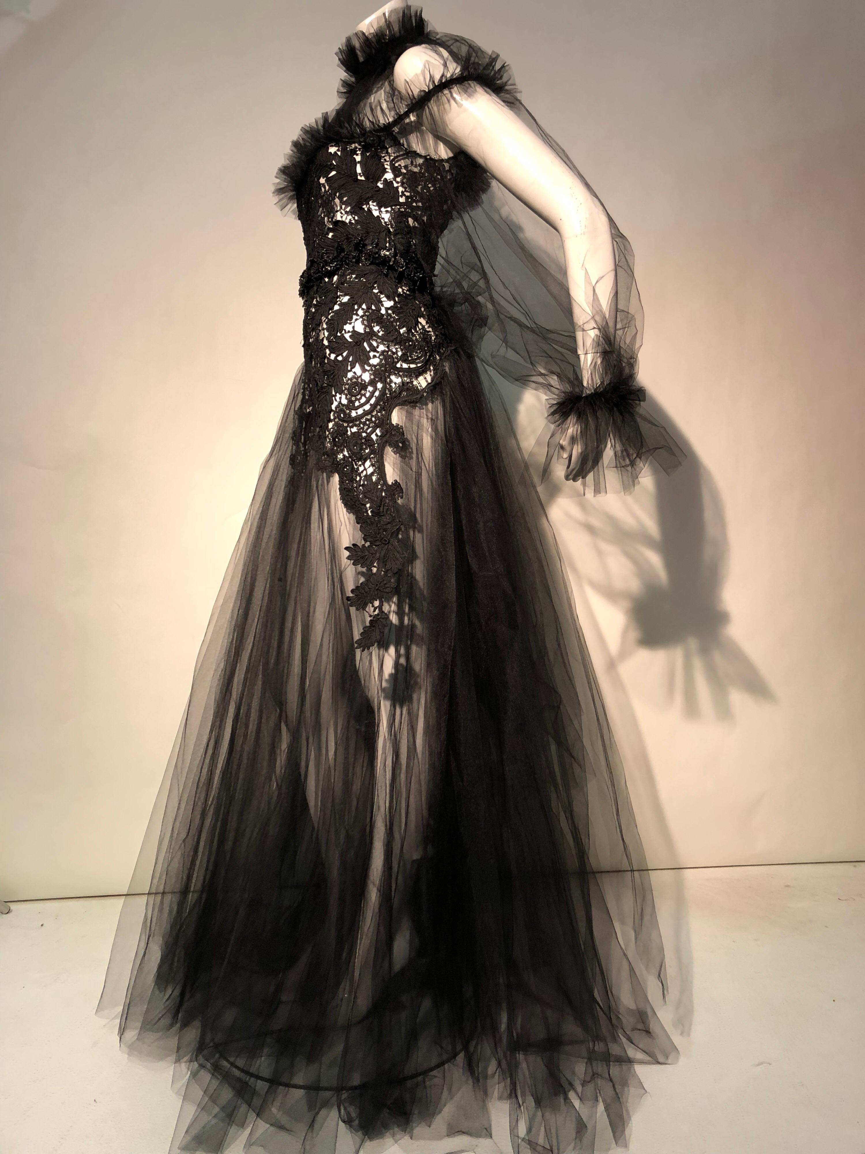 Torso Creations Vestido gótico victoriano de encaje negro de cuello alto y tul negro con fajín en venta 6