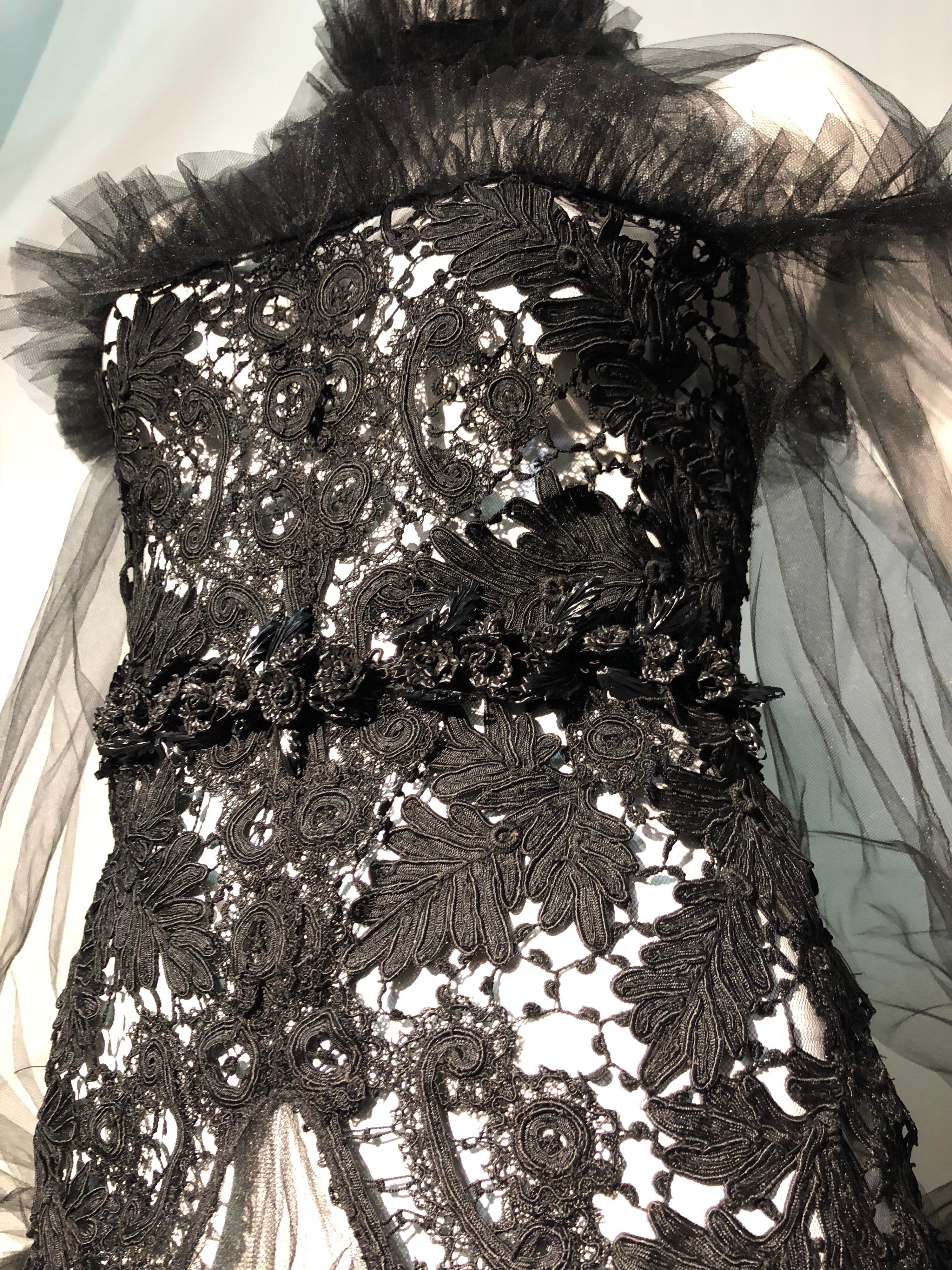 Torso Creations Vestido gótico victoriano de encaje negro de cuello alto y tul negro con fajín en venta 11