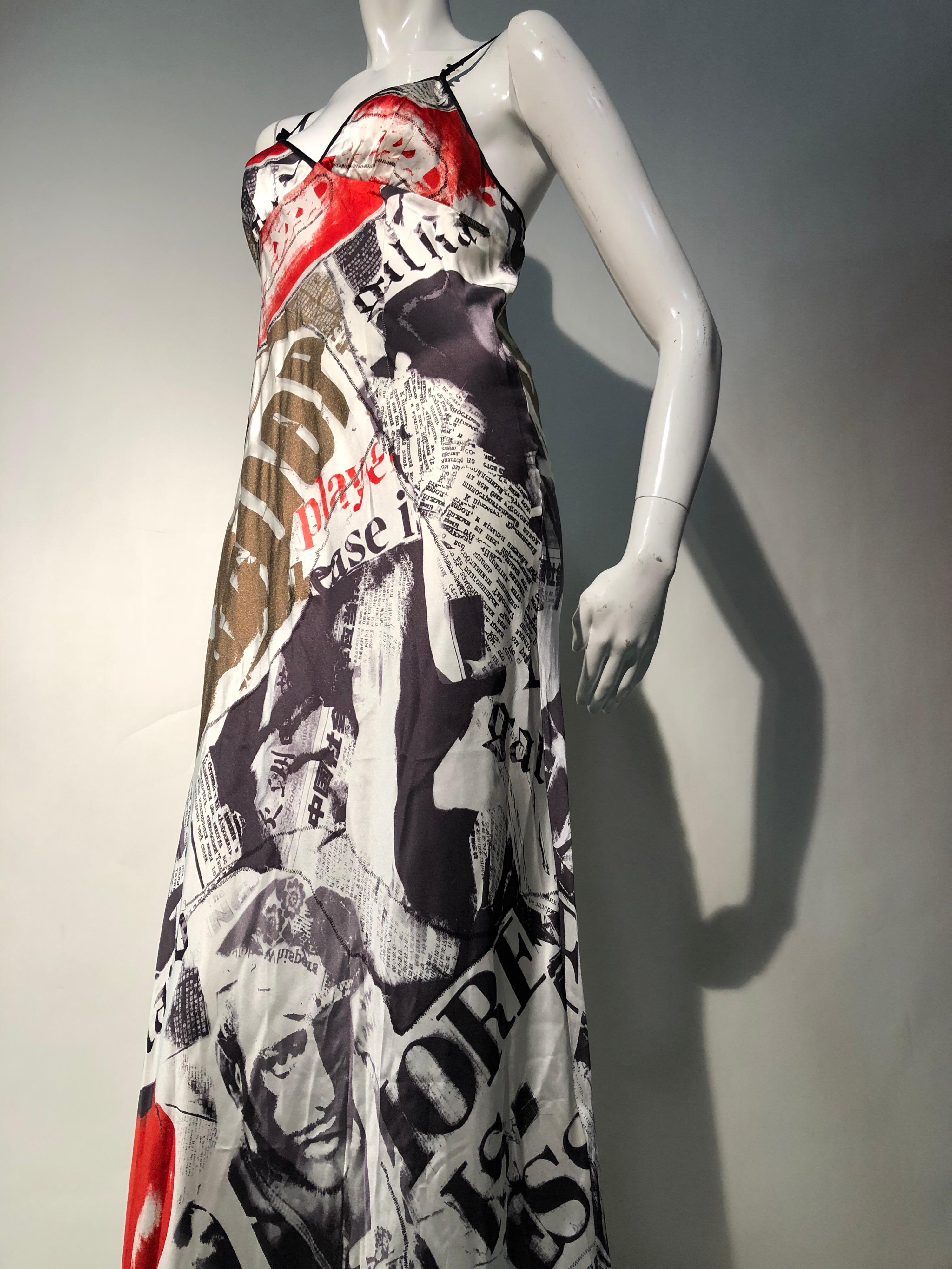 2000er John Galliano Ungetragenes Seidenkleid mit Newsprint-Schrägschnitt und Schrägschnitt Damen im Angebot