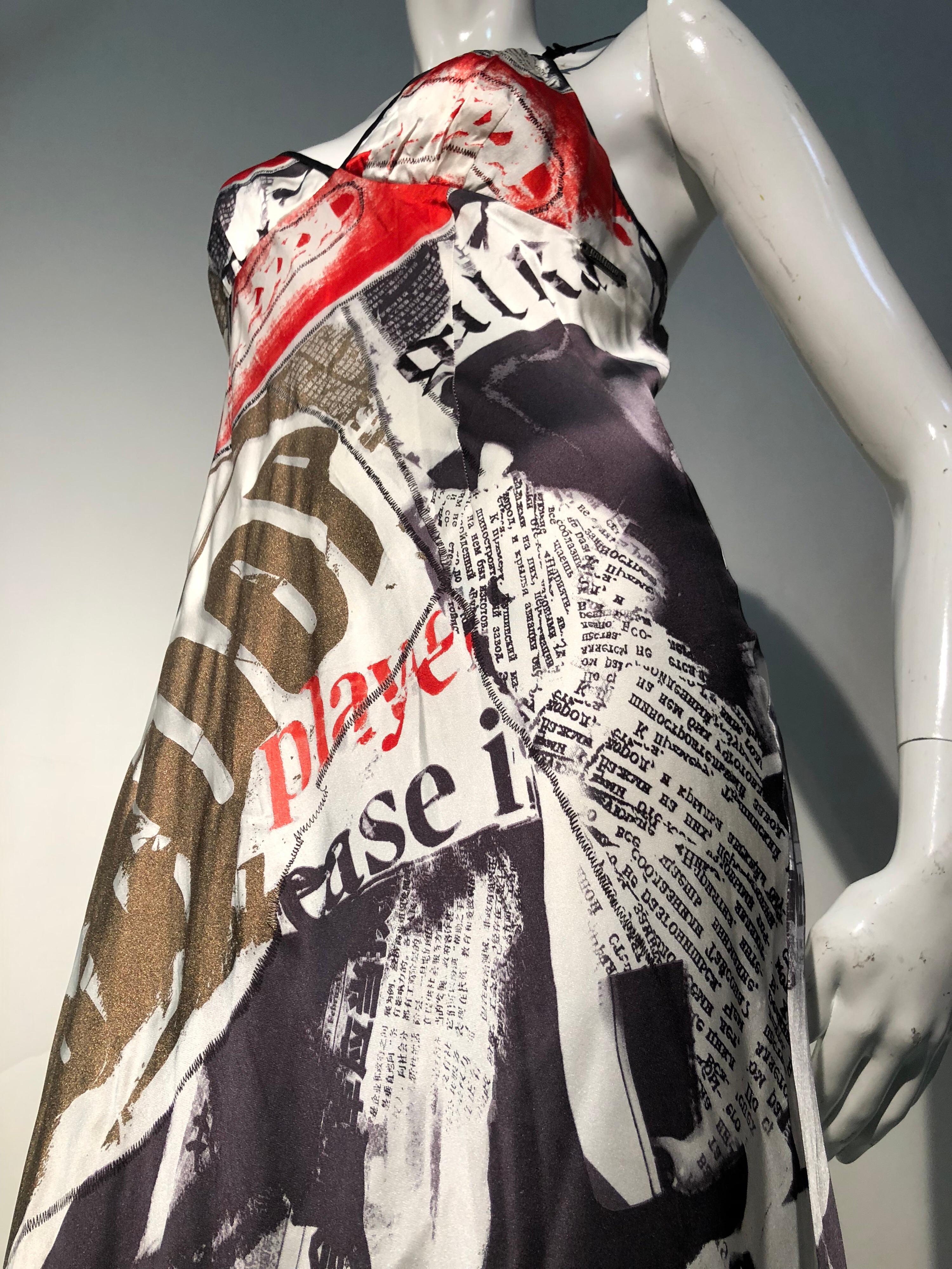 2000er John Galliano Ungetragenes Seidenkleid mit Newsprint-Schrägschnitt und Schrägschnitt im Angebot 1
