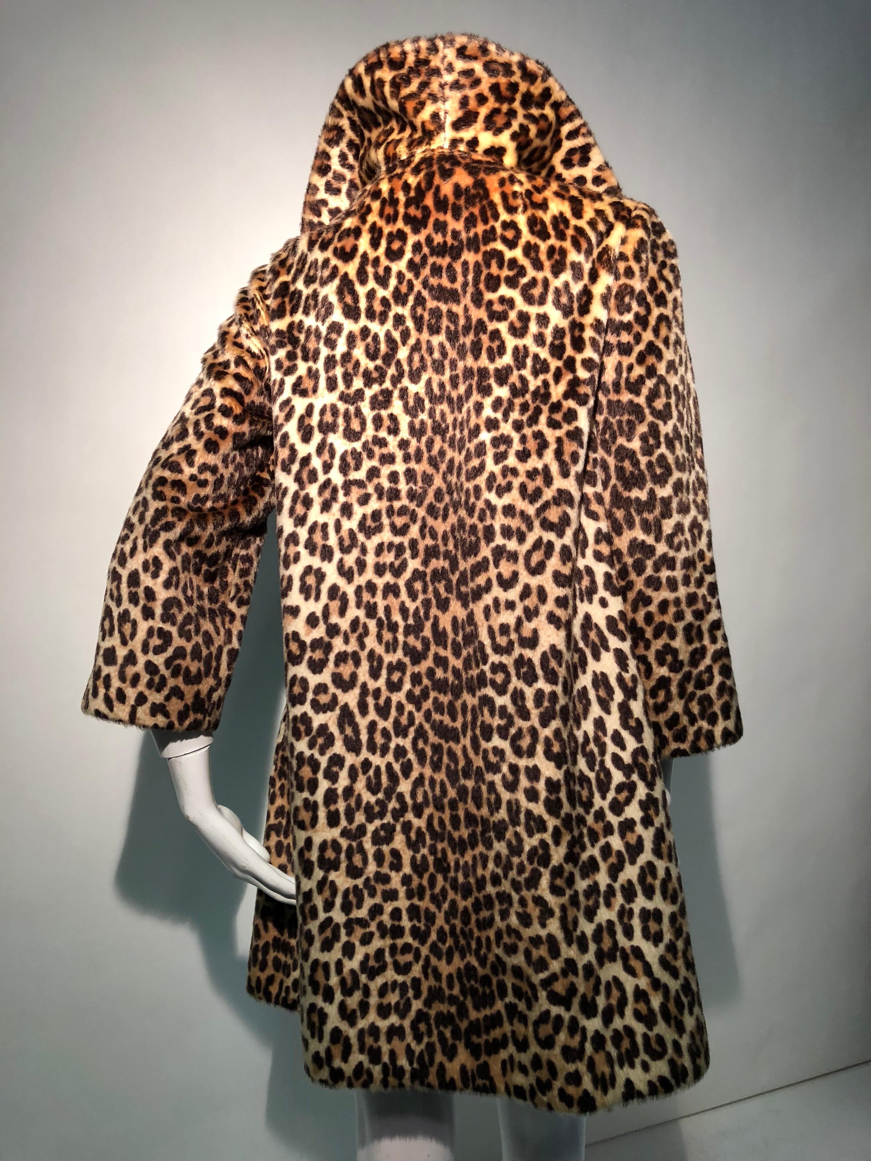 Trench-coat en fausse fourrure léopard des années 1960 avec ceinture d'origine par Somali  en vente 2