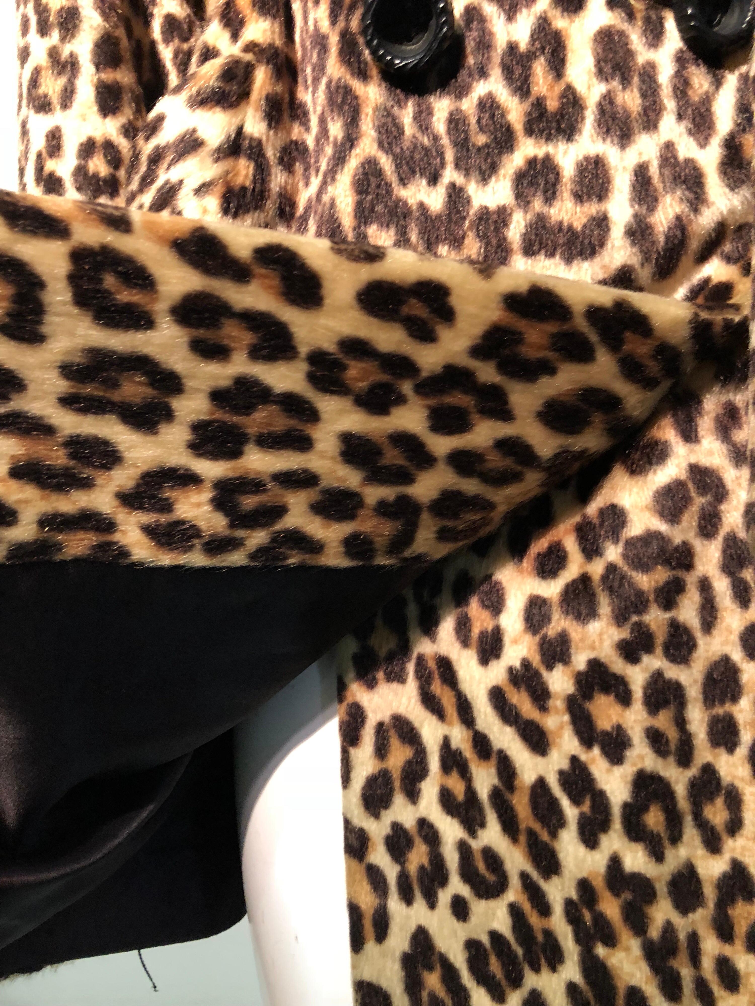 Trench-coat en fausse fourrure léopard des années 1960 avec ceinture d'origine par Somali  en vente 4