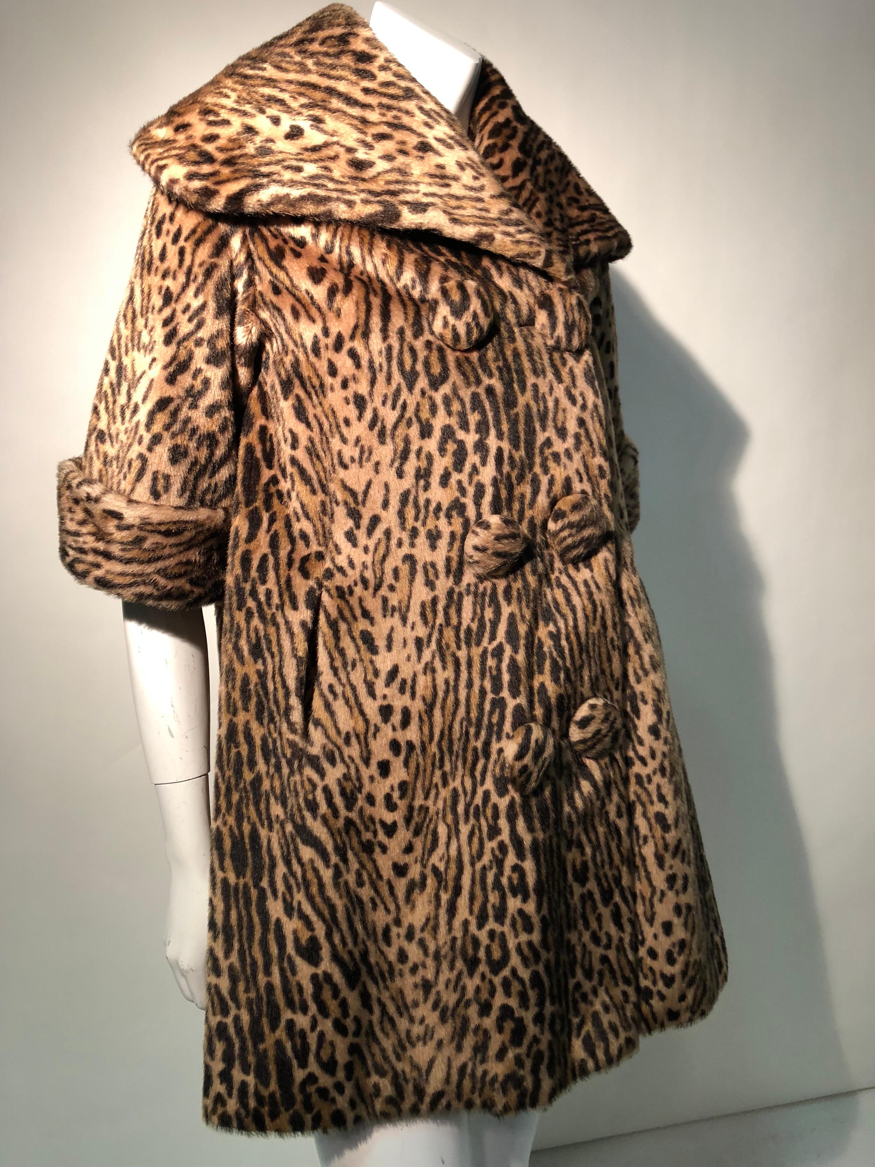 1950er Kashan Kunstleopardenfell Swing Mantel mit Schalkragen (Braun)