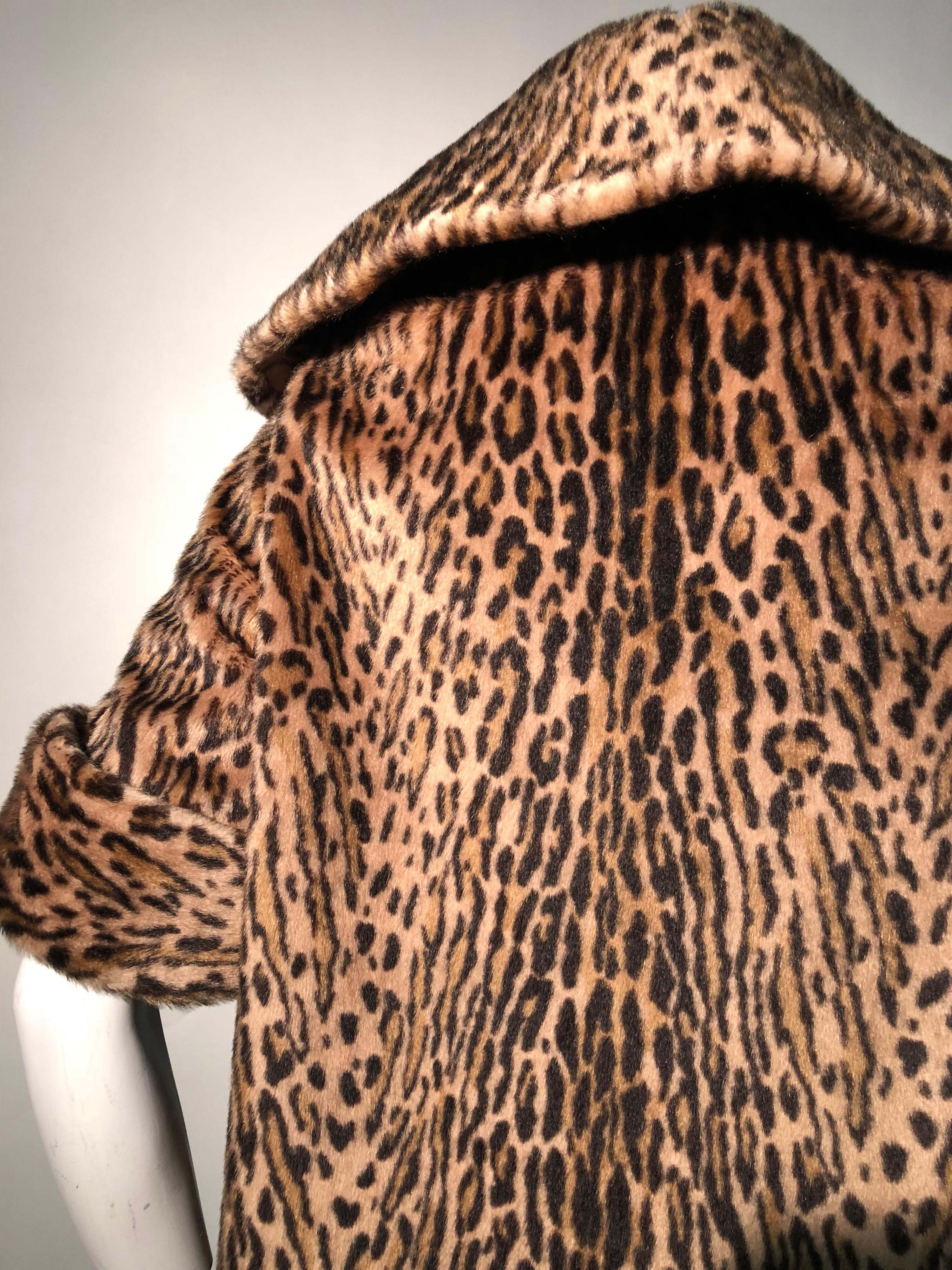 1950er Kashan Kunstleopardenfell Swing Mantel mit Schalkragen im Zustand „Hervorragend“ in Gresham, OR