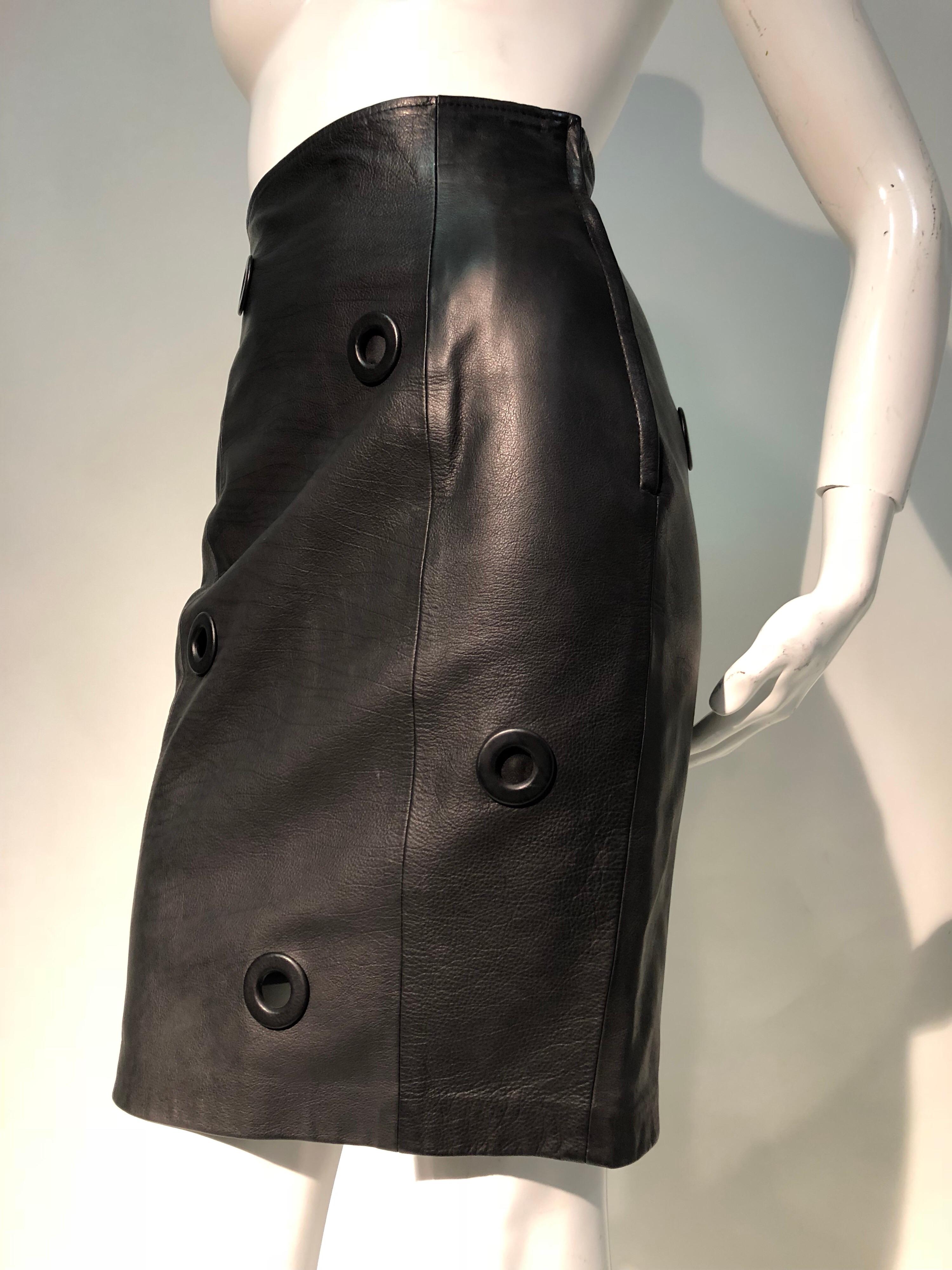 1980s Gianfranco Ferré High-Waisted Black Leather Mini Skirt W/ Large Eyelets (Schwarz)