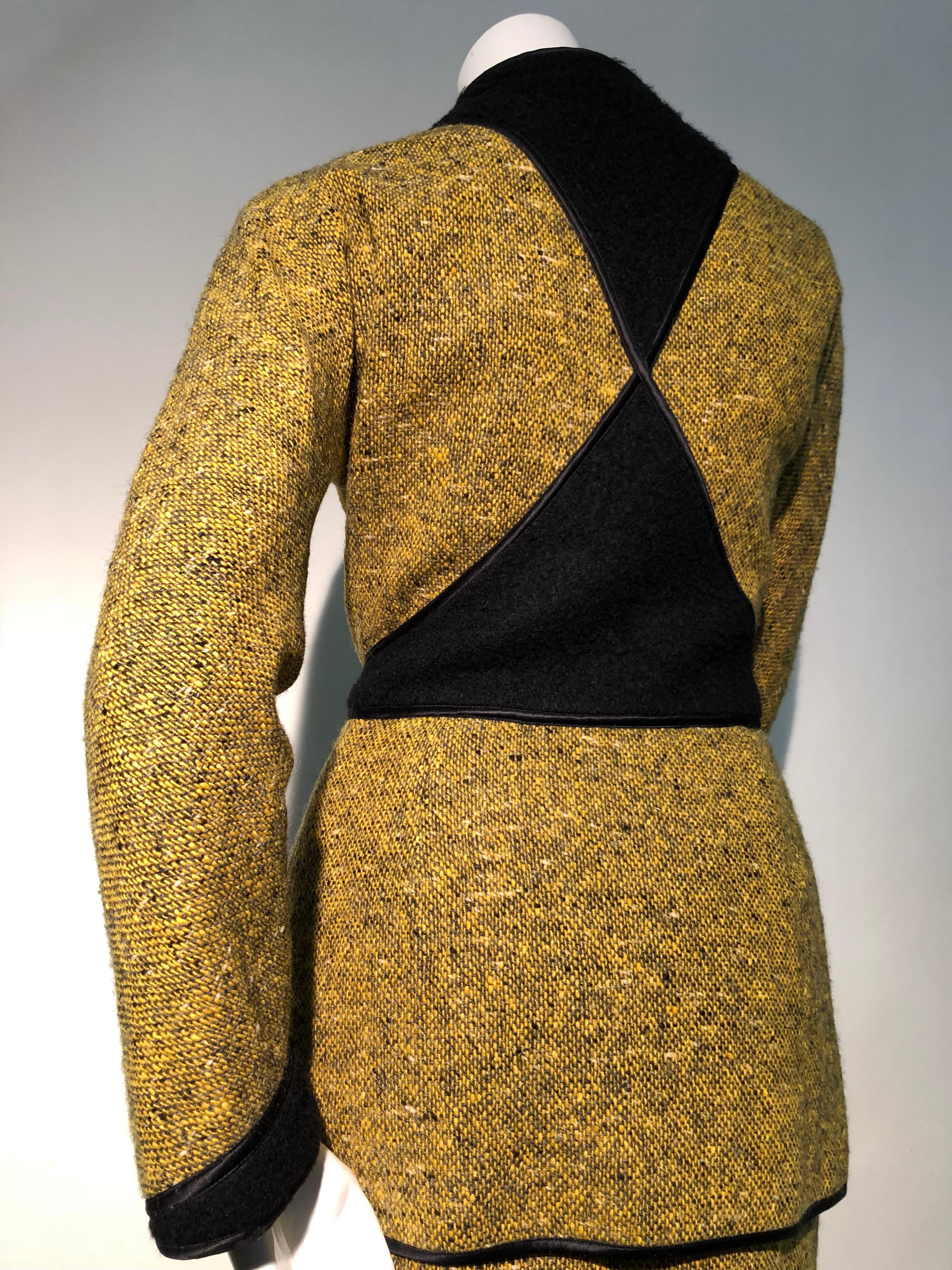 1990er Jahre Geoffrey Beene Goldenrod & Schwarzes 2-teiliges Tweed-Kleid und Jacke aus Wolle  (Braun) im Angebot