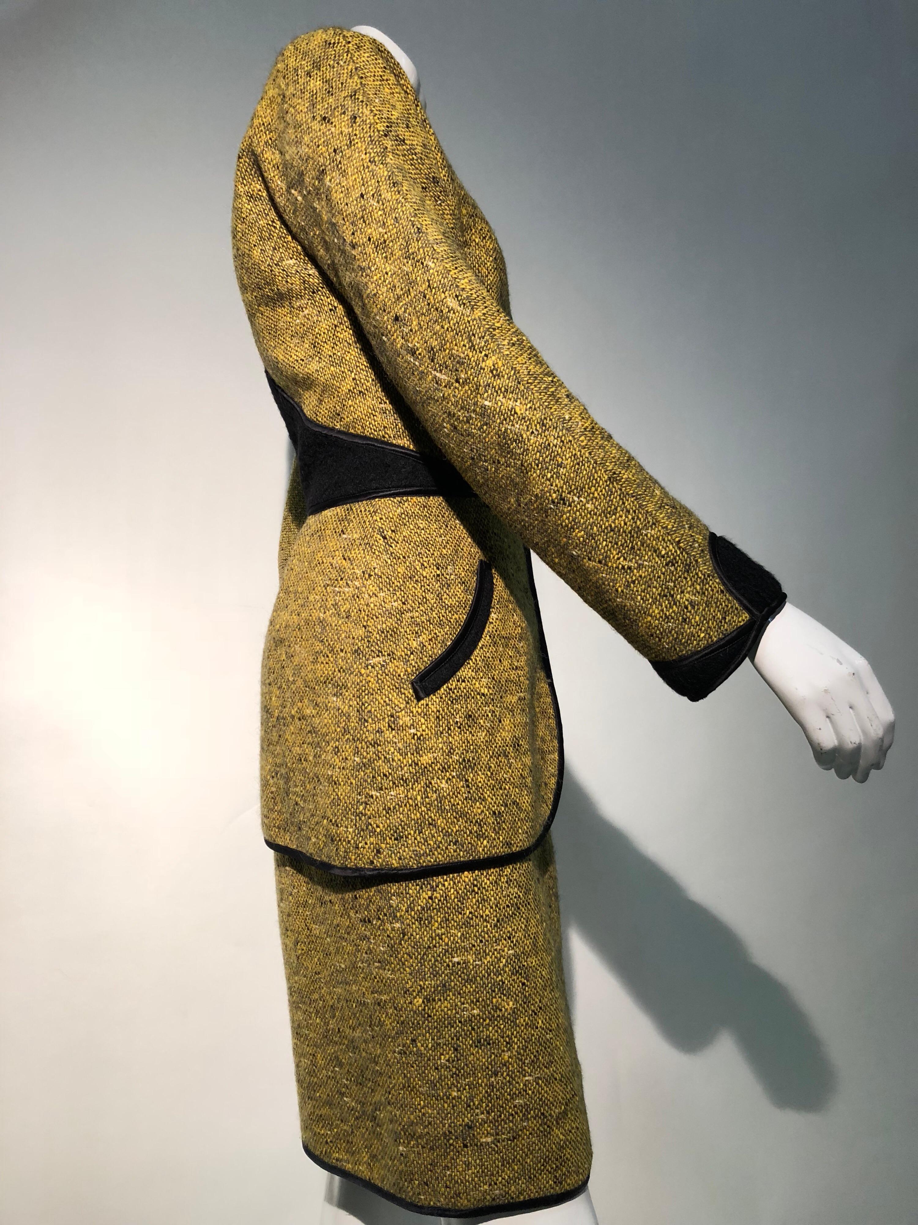 1990er Jahre Geoffrey Beene Goldenrod & Schwarzes 2-teiliges Tweed-Kleid und Jacke aus Wolle  Damen im Angebot