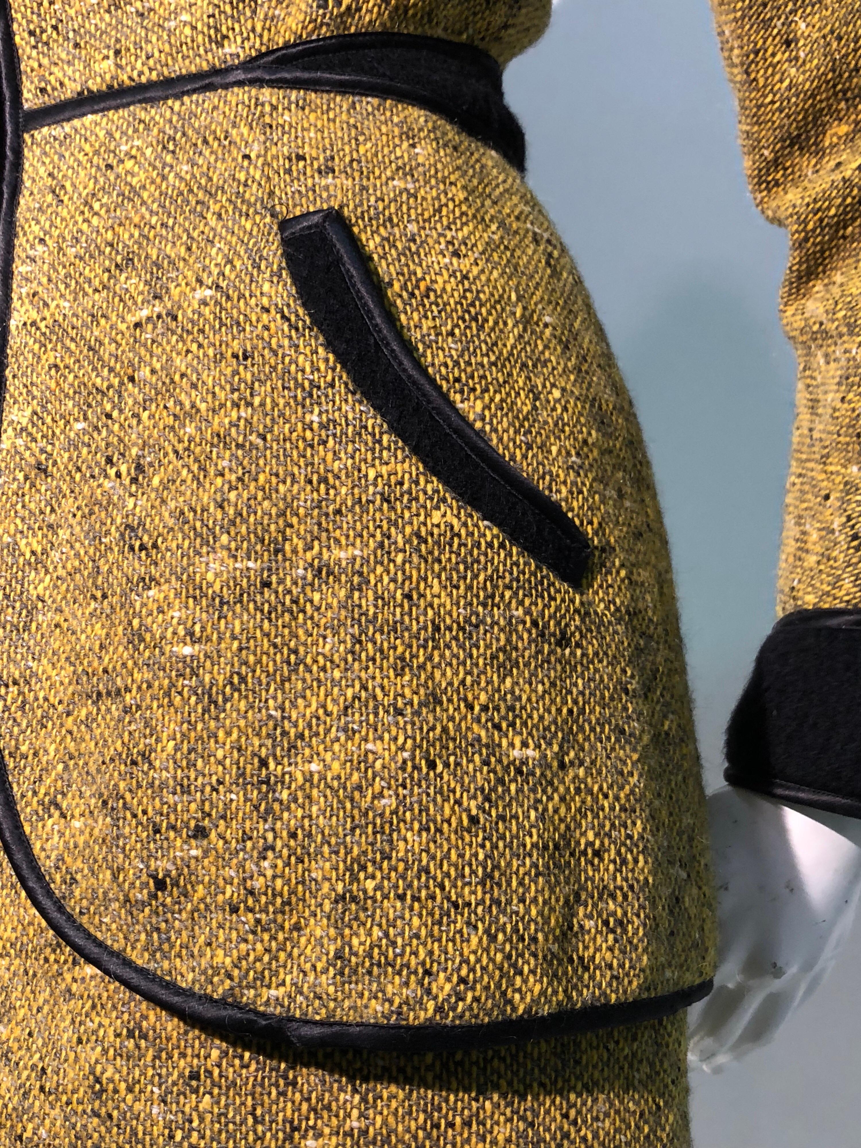 1990er Jahre Geoffrey Beene Goldenrod & Schwarzes 2-teiliges Tweed-Kleid und Jacke aus Wolle  im Angebot 12
